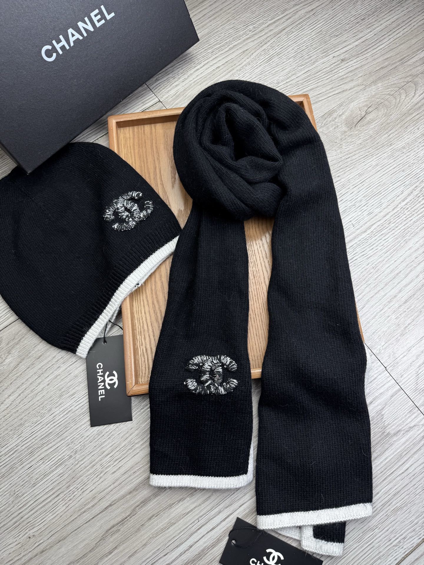 🌹。C家。【羊毛套装帽子】经典套装帽子!帽子➕围巾!材质:70%羊毛➕30%兔毛。暖暖哒超级舒服~冬日小
