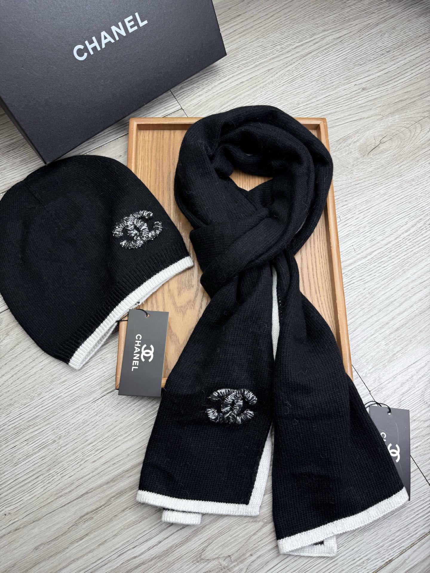 🌹。C家。【羊毛套装帽子】经典套装帽子!帽子➕围巾!材质:70%羊毛➕30%兔毛。暖暖哒超级舒服~冬日小