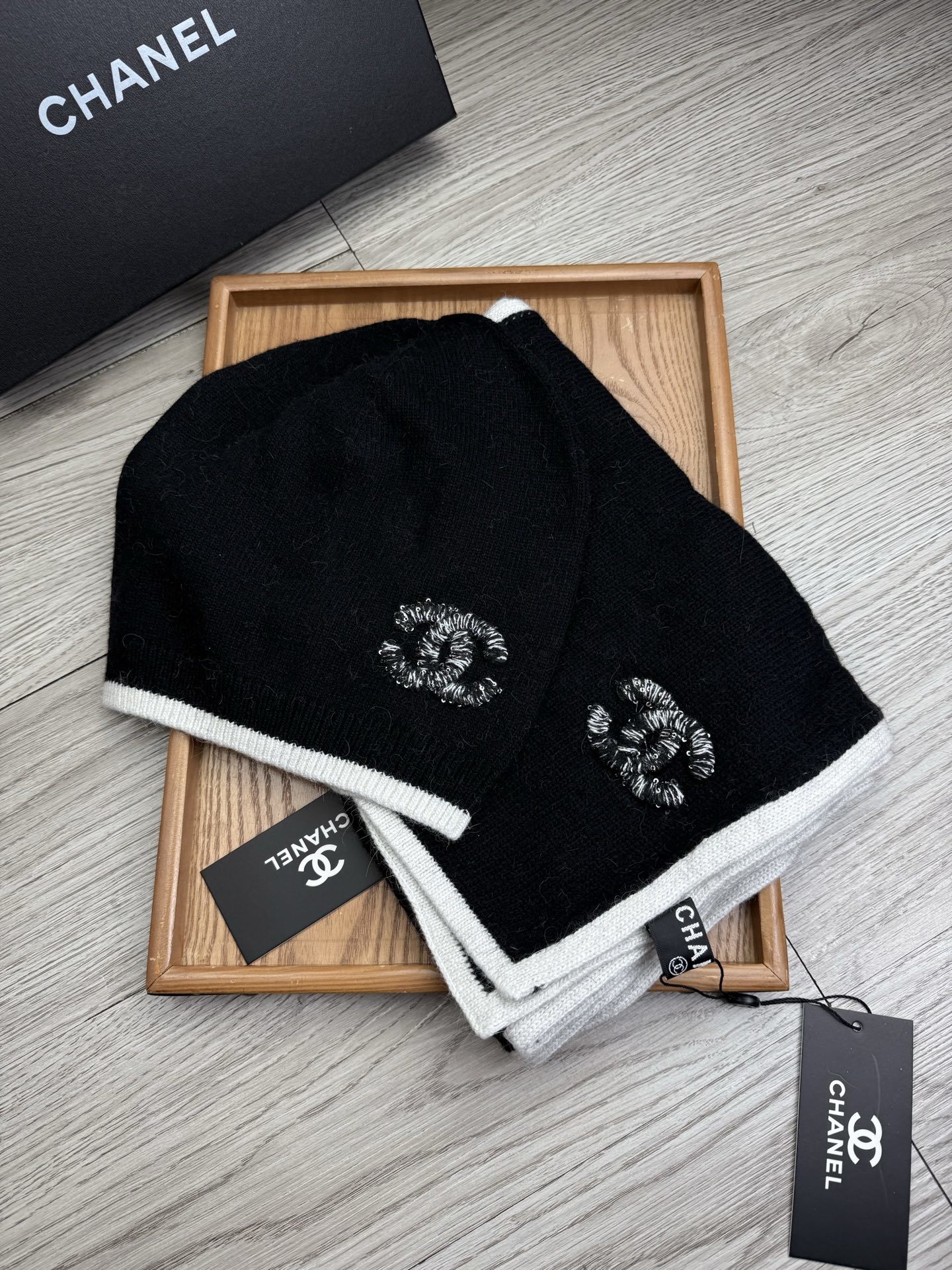 🌹。C家。【羊毛套装帽子】经典套装帽子!帽子➕围巾!材质:70%羊毛➕30%兔毛。暖暖哒超级舒服~冬日小