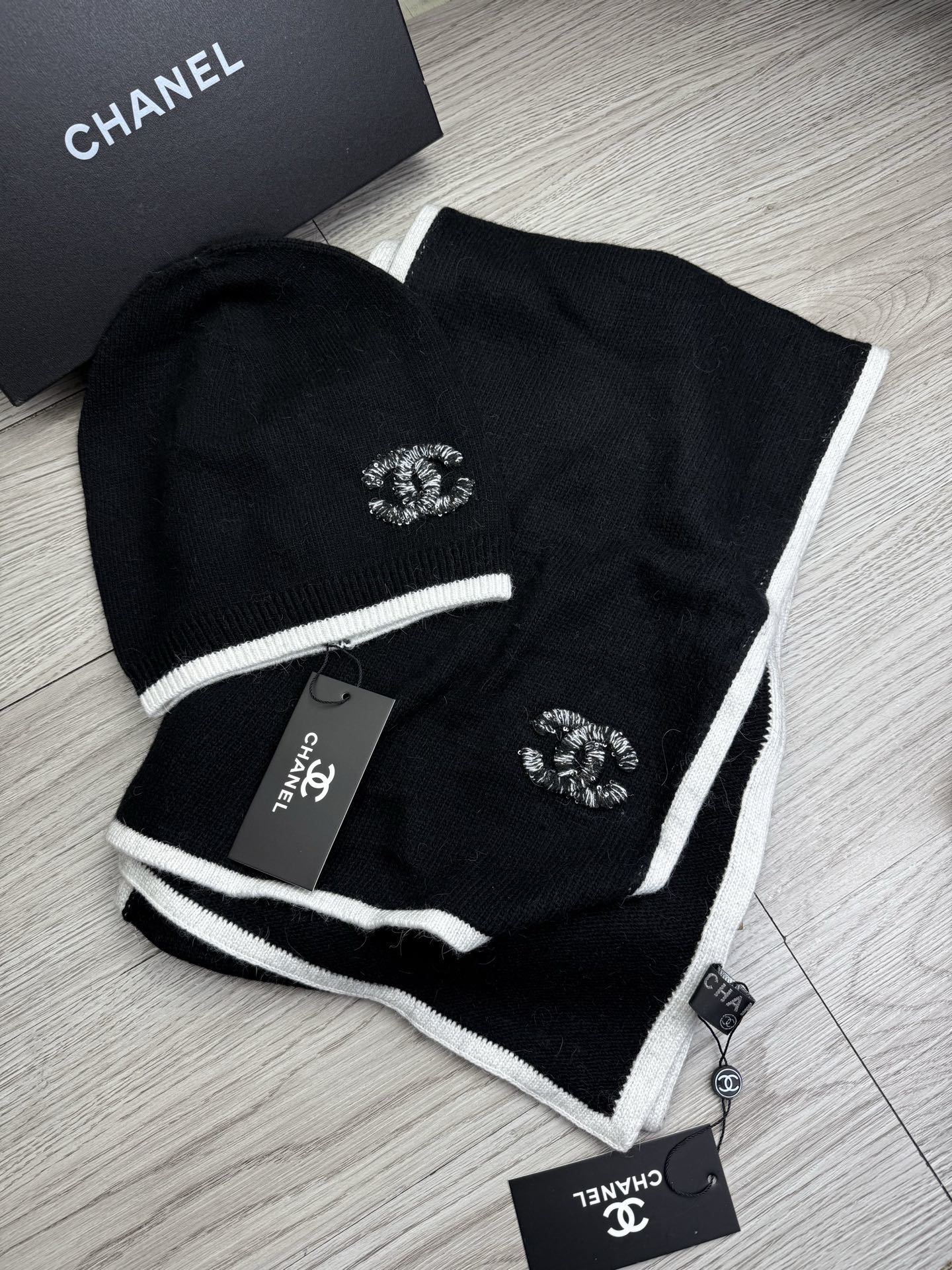🌹。C家。【羊毛套装帽子】经典套装帽子!帽子➕围巾!材质:70%羊毛➕30%兔毛。暖暖哒超级舒服~冬日小
