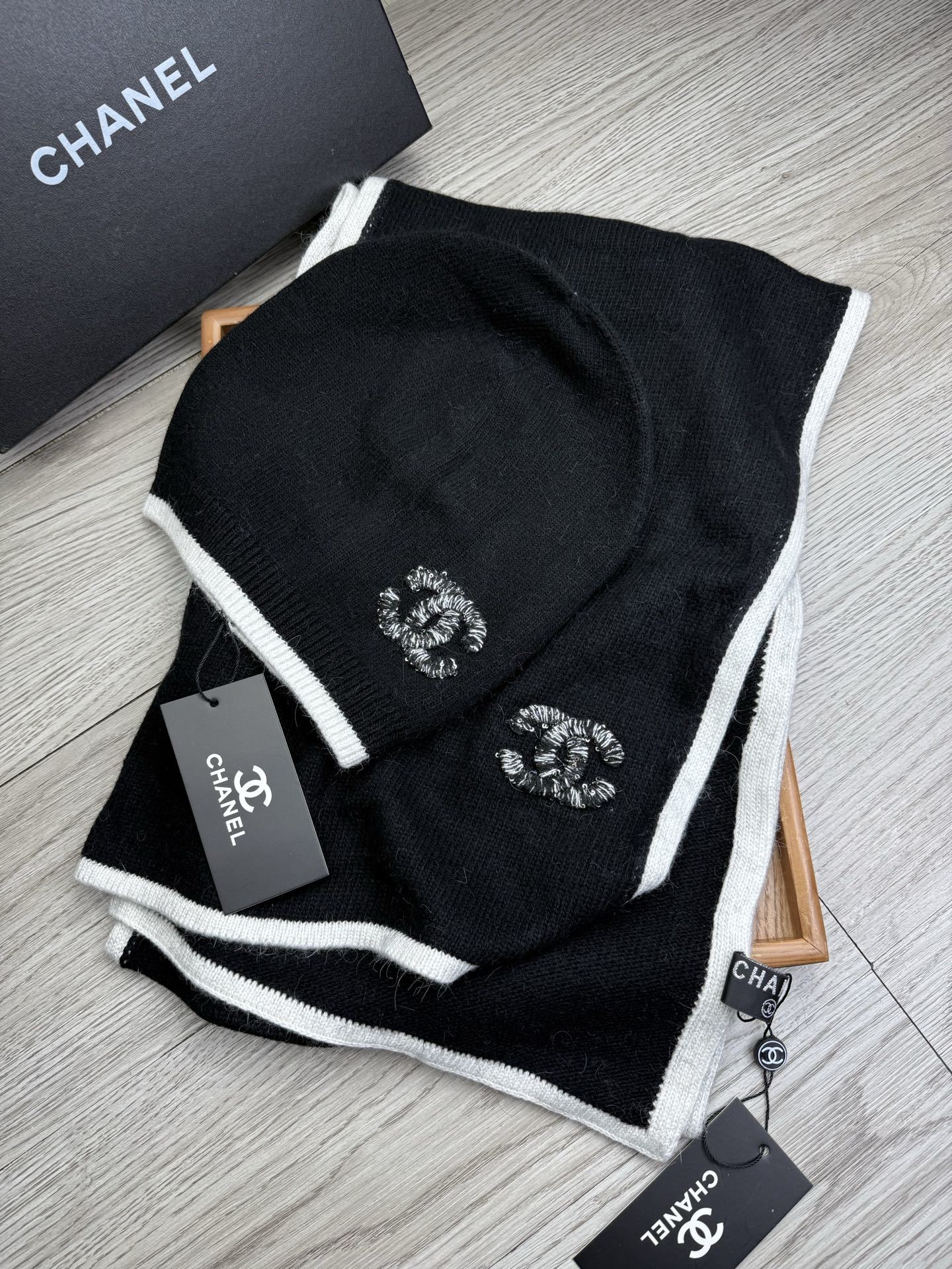 🌹。C家。【羊毛套装帽子】经典套装帽子!帽子➕围巾!材质:70%羊毛➕30%兔毛。暖暖哒超级舒服~冬日小