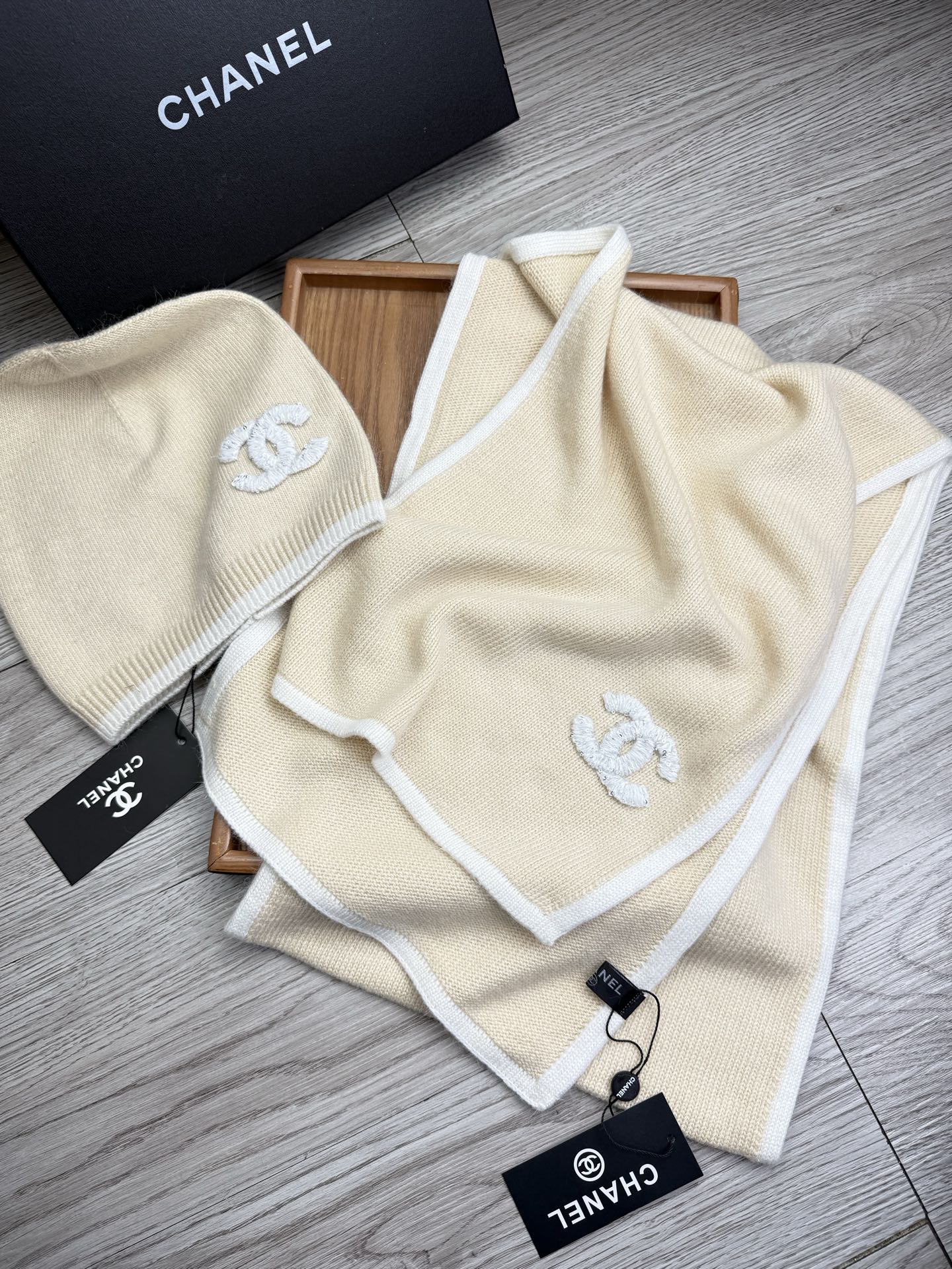 🌹。C家。【羊毛套装帽子】经典套装帽子！帽子➕围巾！材质：70%羊毛➕30%兔毛。暖暖哒超级舒服～冬日小