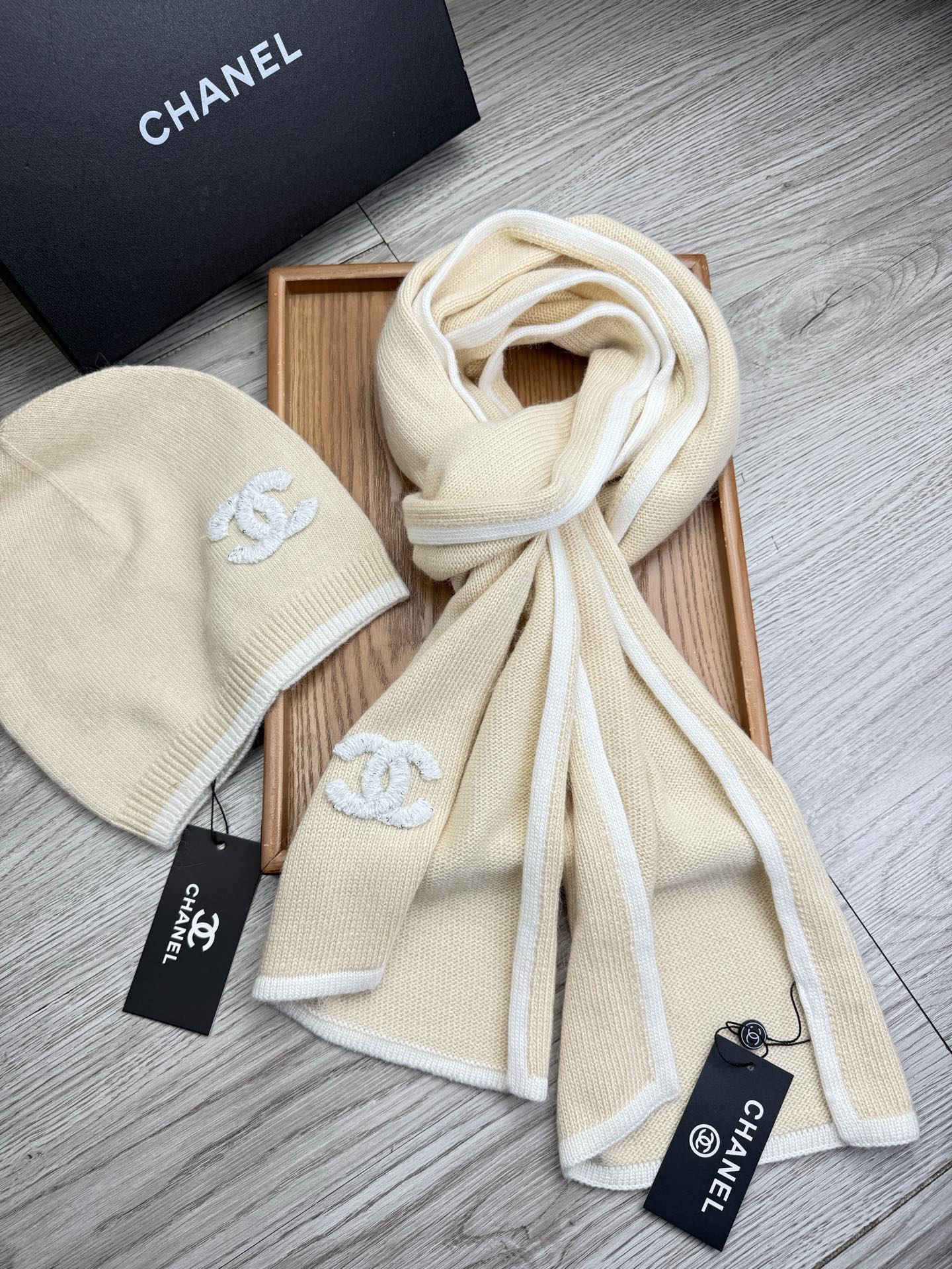 🌹。C家。【羊毛套装帽子】经典套装帽子！帽子➕围巾！材质：70%羊毛➕30%兔毛。暖暖哒超级舒服～冬日小