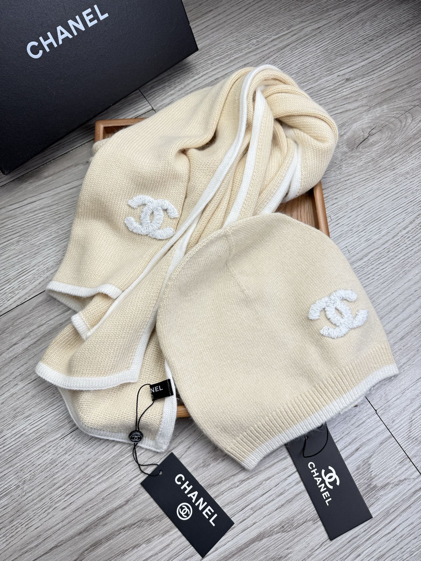 🌹。C家。【羊毛套装帽子】经典套装帽子！帽子➕围巾！材质：70%羊毛➕30%兔毛。暖暖哒超级舒服～冬日小