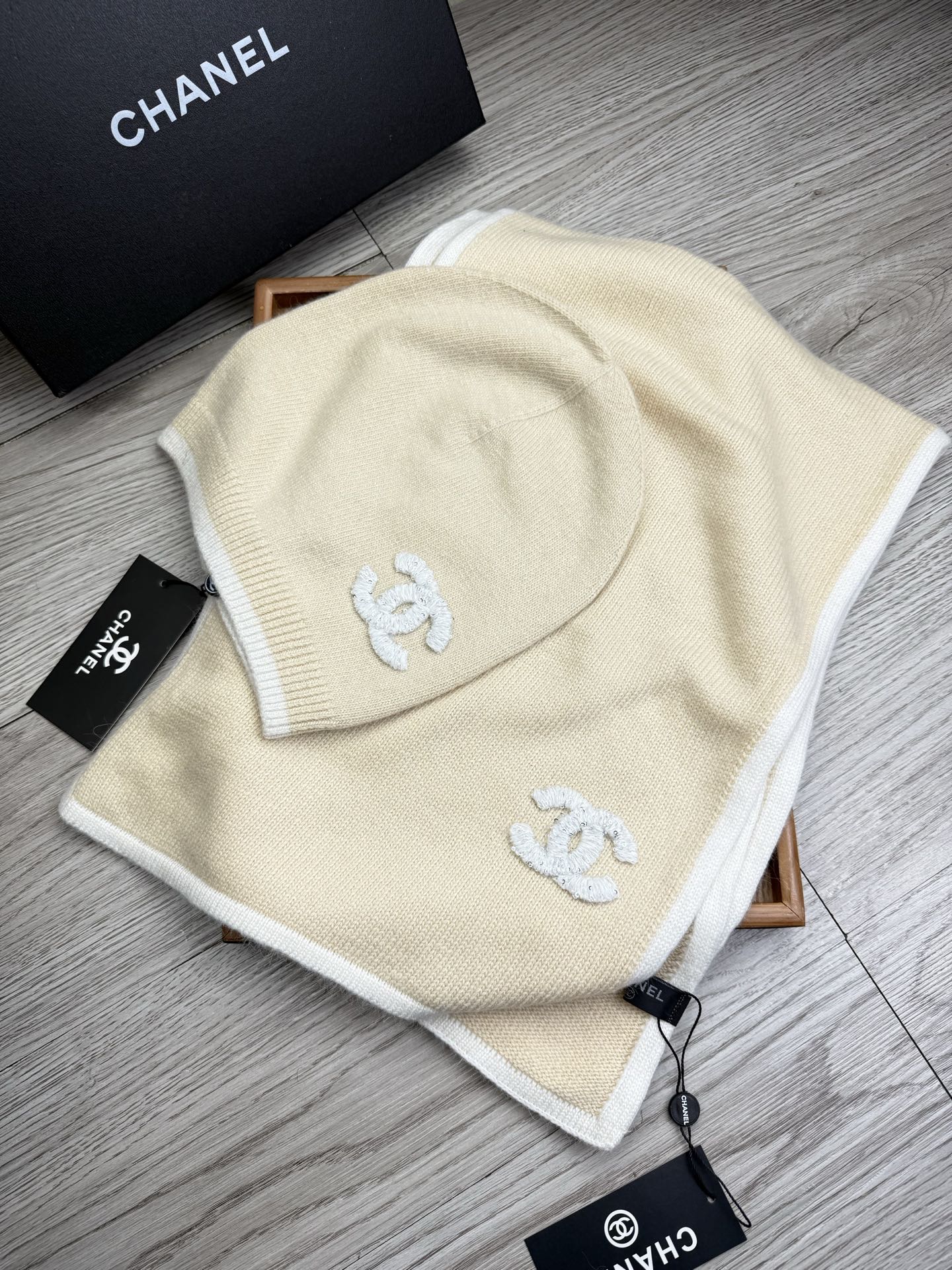 🌹。C家。【羊毛套装帽子】经典套装帽子！帽子➕围巾！材质：70%羊毛➕30%兔毛。暖暖哒超级舒服～冬日小