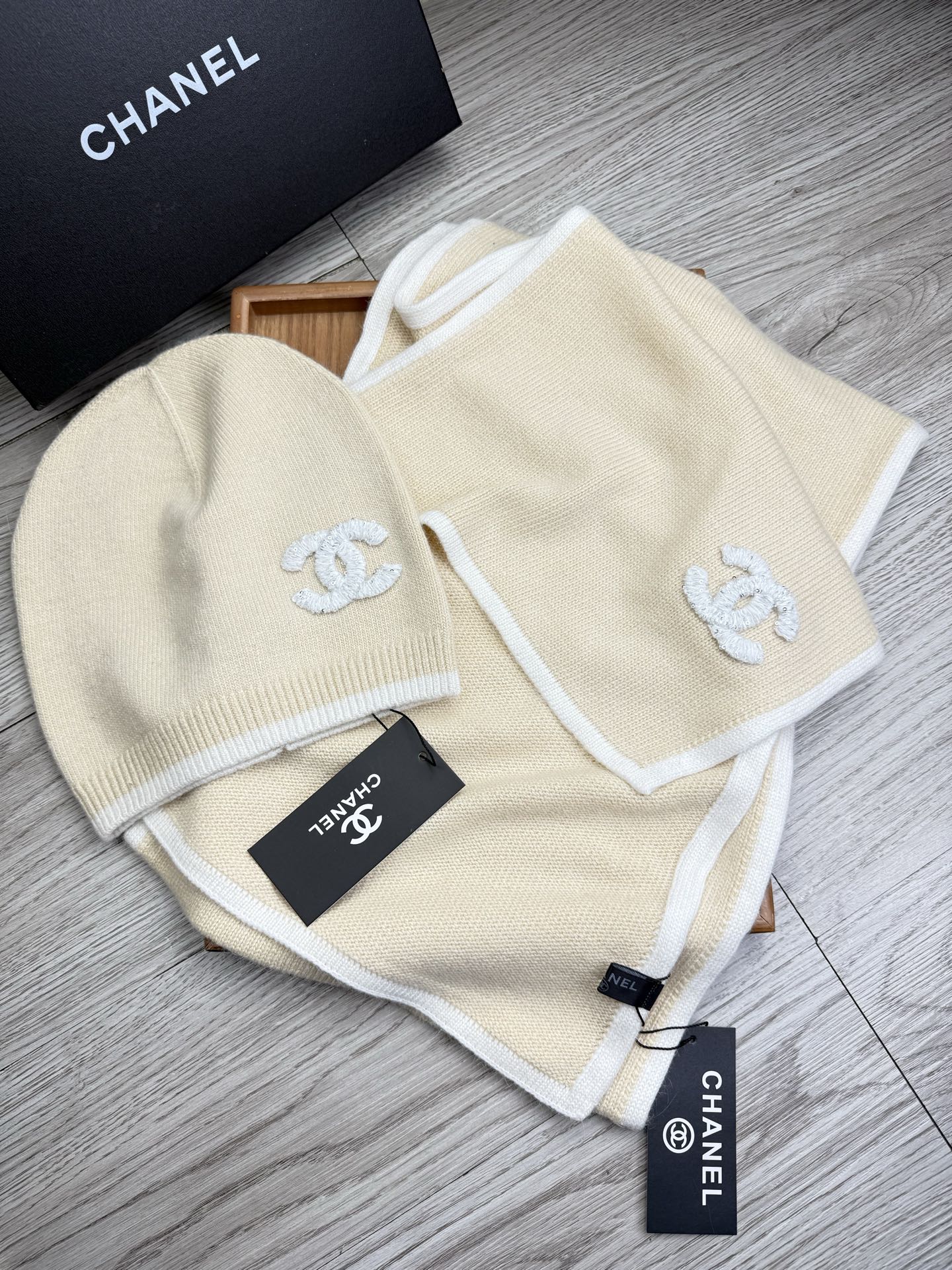 🌹。C家。【羊毛套装帽子】经典套装帽子！帽子➕围巾！材质：70%羊毛➕30%兔毛。暖暖哒超级舒服～冬日小