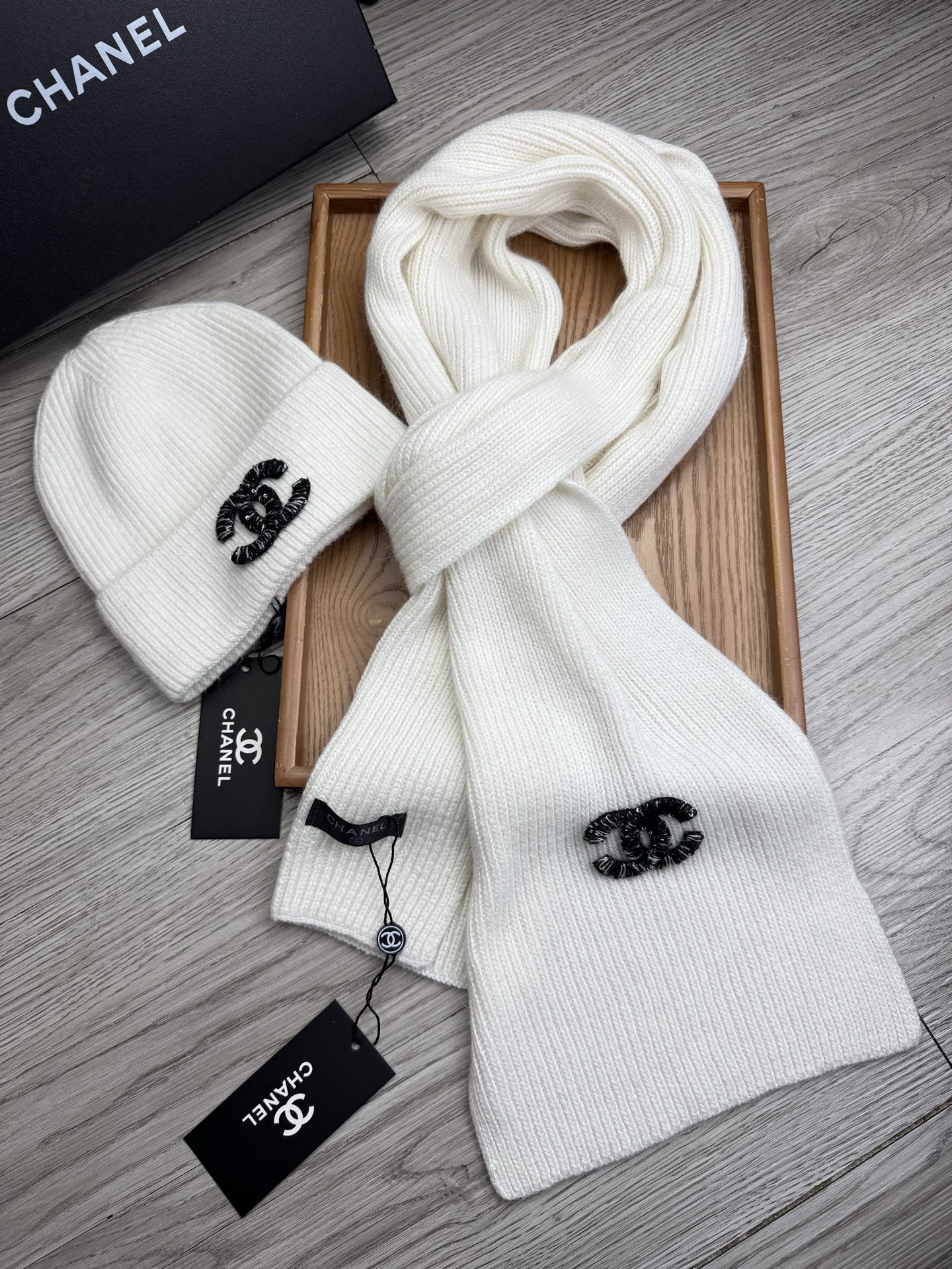 🌹。C家。【羊毛套装帽子】经典套装帽子！帽子➕围巾！材质：70%羊毛➕30%兔毛。暖暖哒超级舒服～冬日小