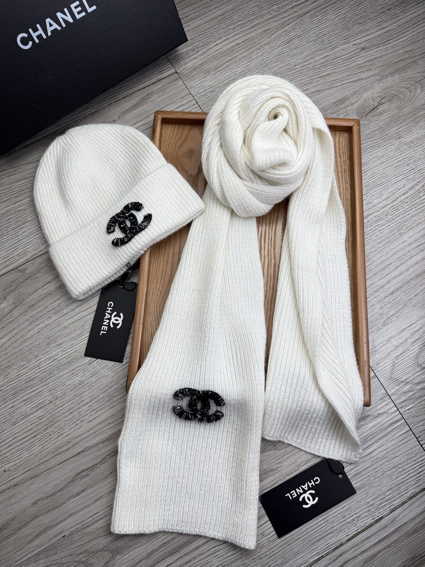 🌹。C家。【羊毛套装帽子】经典套装帽子！帽子➕围巾！材质：70%羊毛➕30%兔毛。暖暖哒超级舒服～冬日小