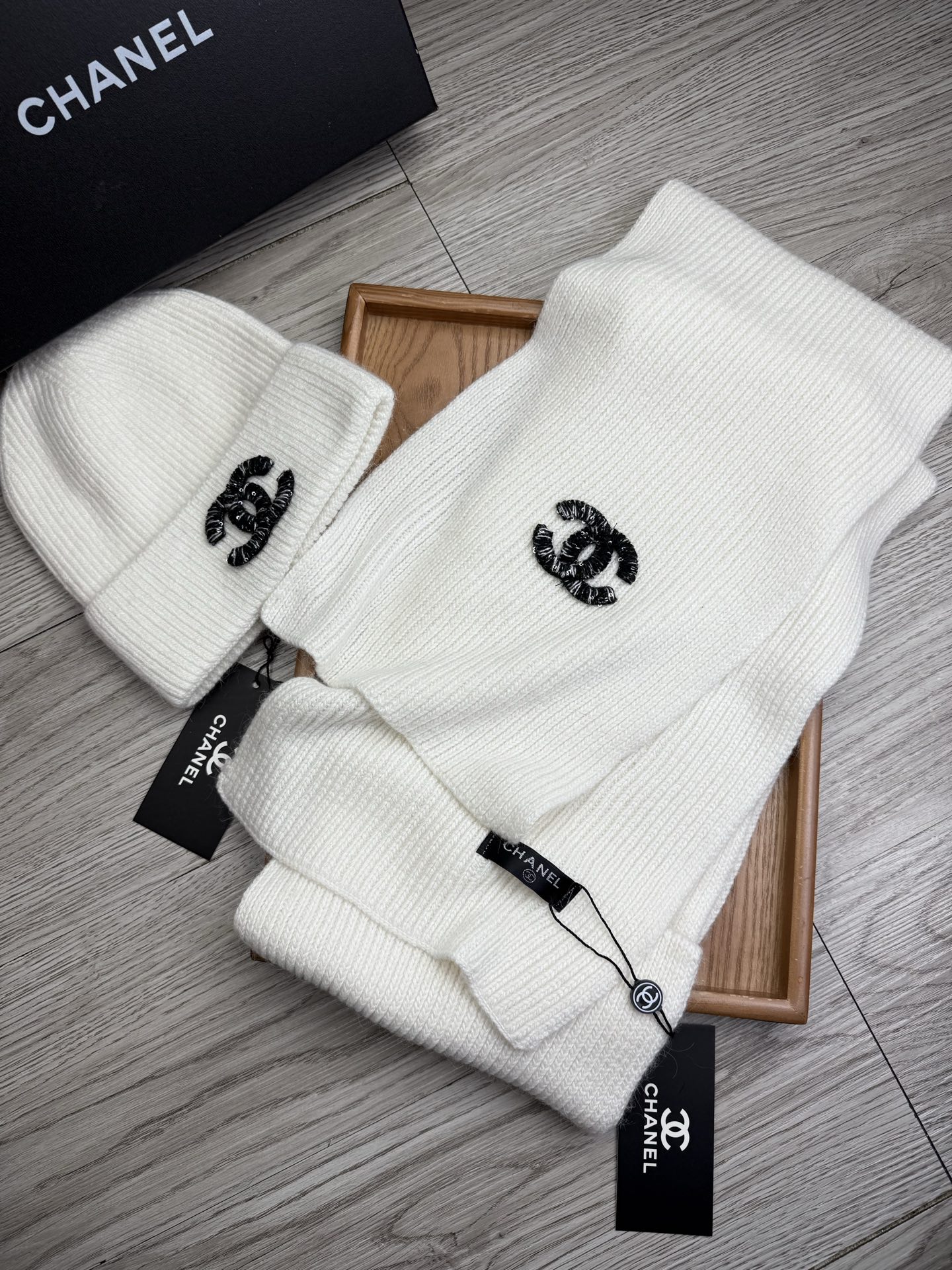 🌹。C家。【羊毛套装帽子】经典套装帽子！帽子➕围巾！材质：70%羊毛➕30%兔毛。暖暖哒超级舒服～冬日小