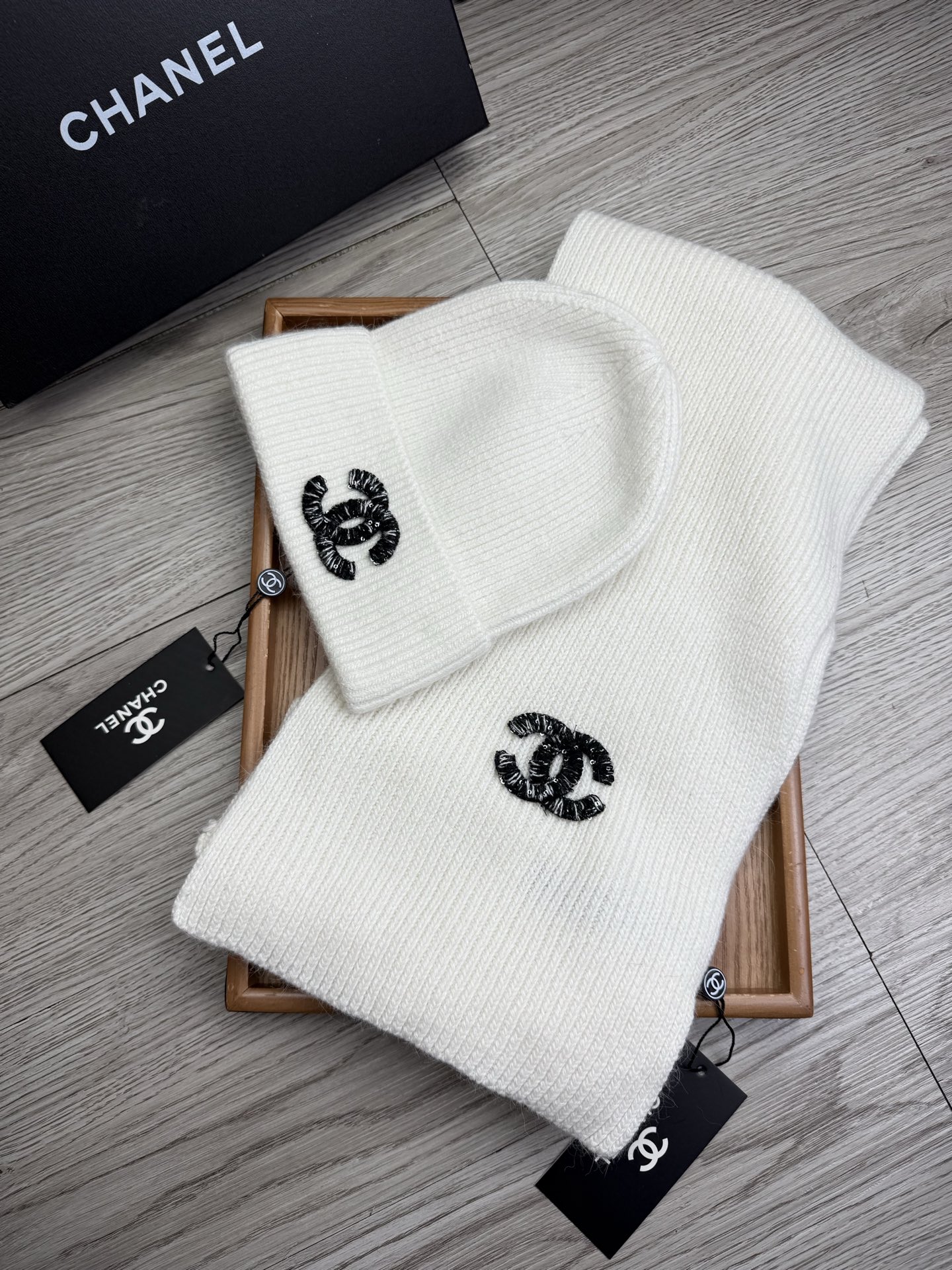 🌹。C家。【羊毛套装帽子】经典套装帽子！帽子➕围巾！材质：70%羊毛➕30%兔毛。暖暖哒超级舒服～冬日小