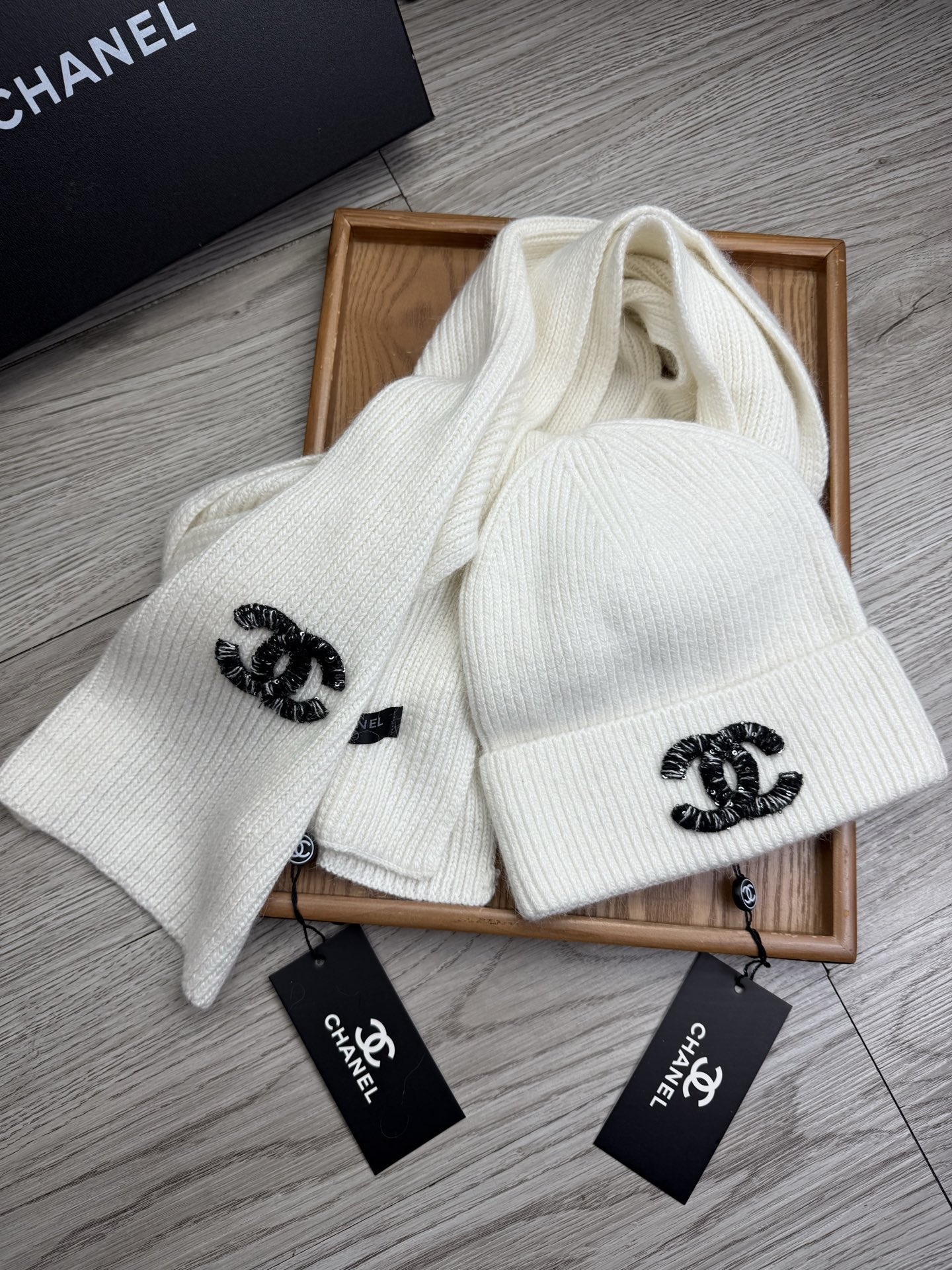 🌹。C家。【羊毛套装帽子】经典套装帽子！帽子➕围巾！材质：70%羊毛➕30%兔毛。暖暖哒超级舒服～冬日小