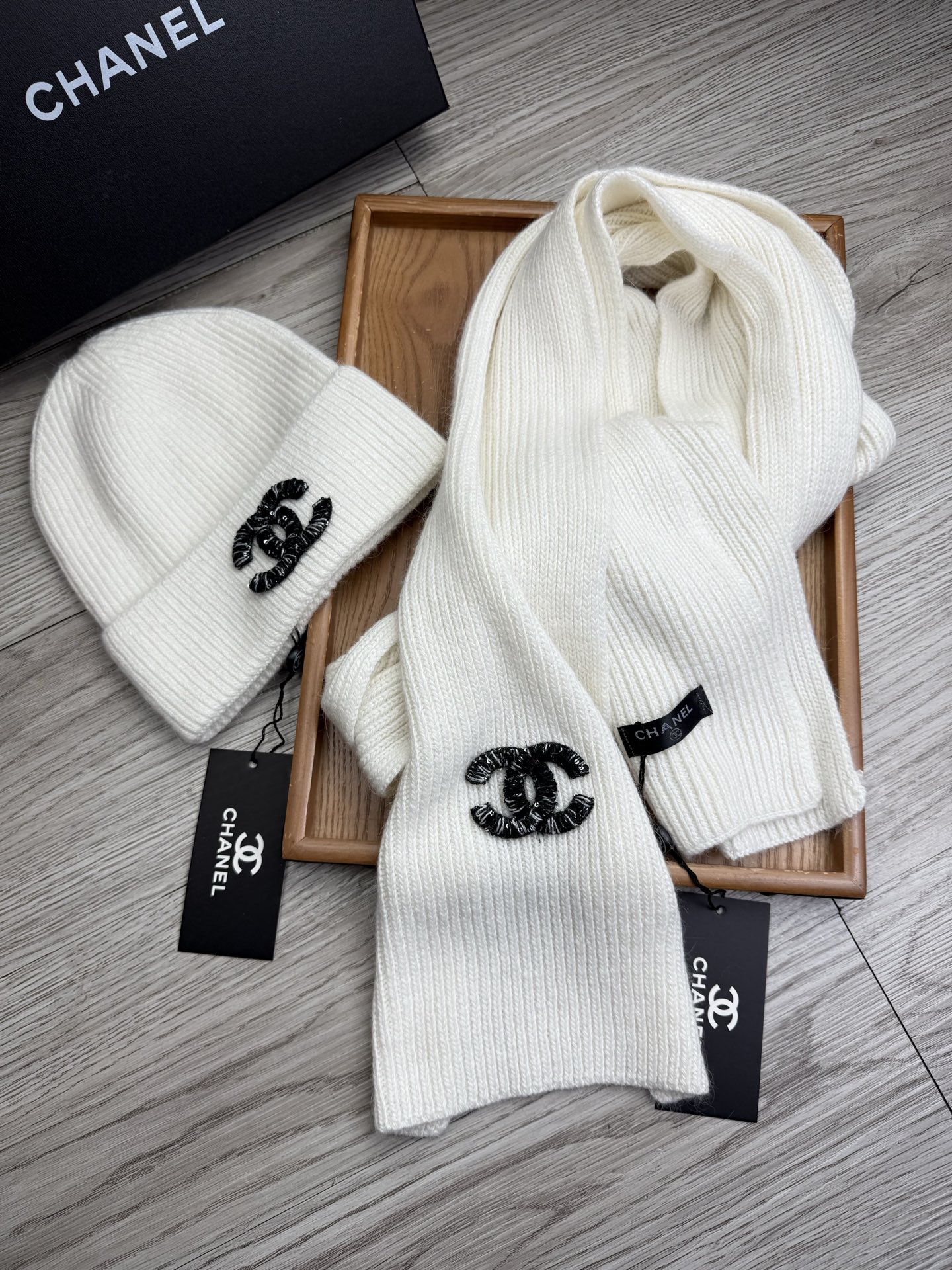 🌹。C家。【羊毛套装帽子】经典套装帽子！帽子➕围巾！材质：70%羊毛➕30%兔毛。暖暖哒超级舒服～冬日小