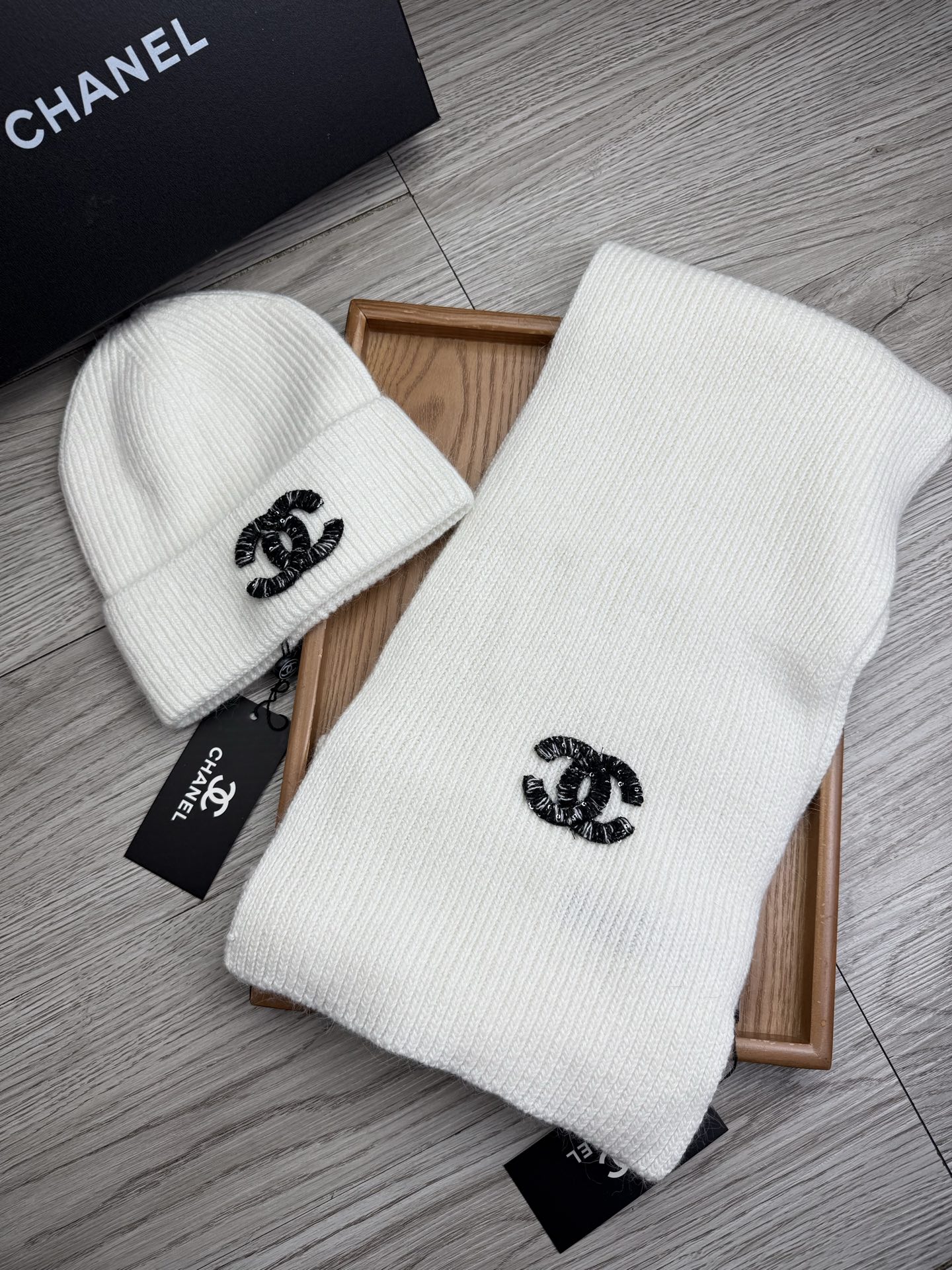 🌹。C家。【羊毛套装帽子】经典套装帽子！帽子➕围巾！材质：70%羊毛➕30%兔毛。暖暖哒超级舒服～冬日小