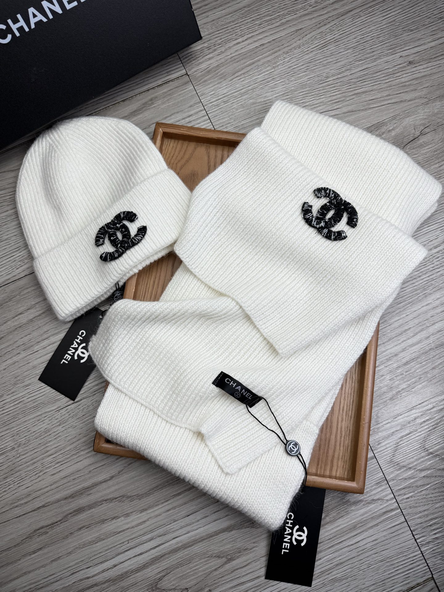 🌹。C家。【羊毛套装帽子】经典套装帽子！帽子➕围巾！材质：70%羊毛➕30%兔毛。暖暖哒超级舒服～冬日小