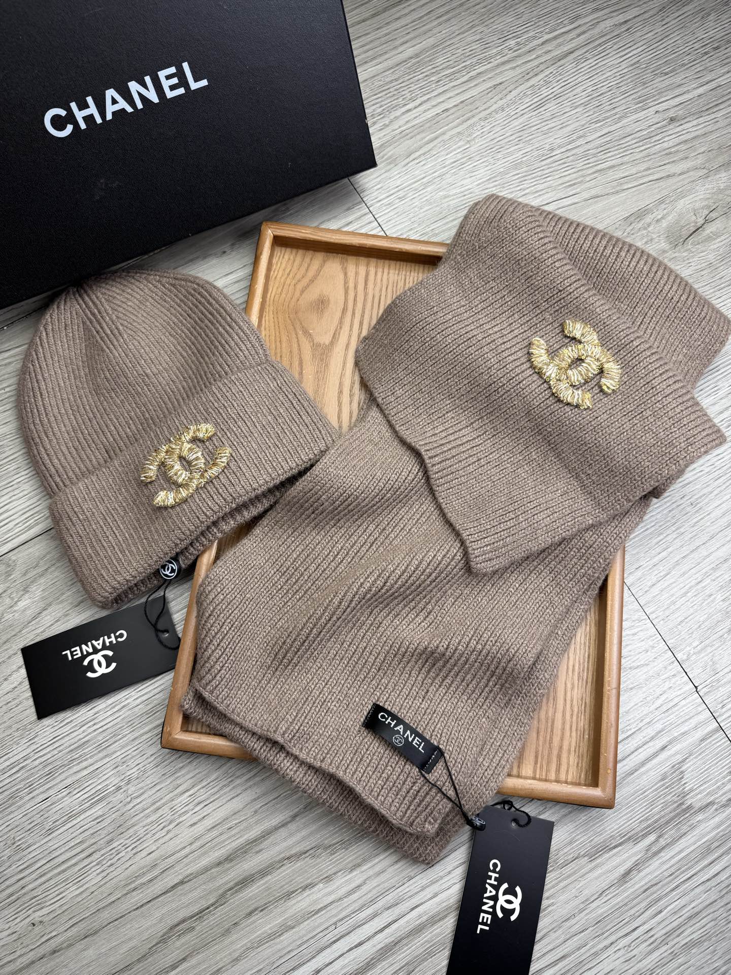 🌹。C家。【羊毛套装帽子】经典套装帽子！帽子➕围巾！材质：70%羊毛➕30%兔毛。暖暖哒超级舒服～冬日小