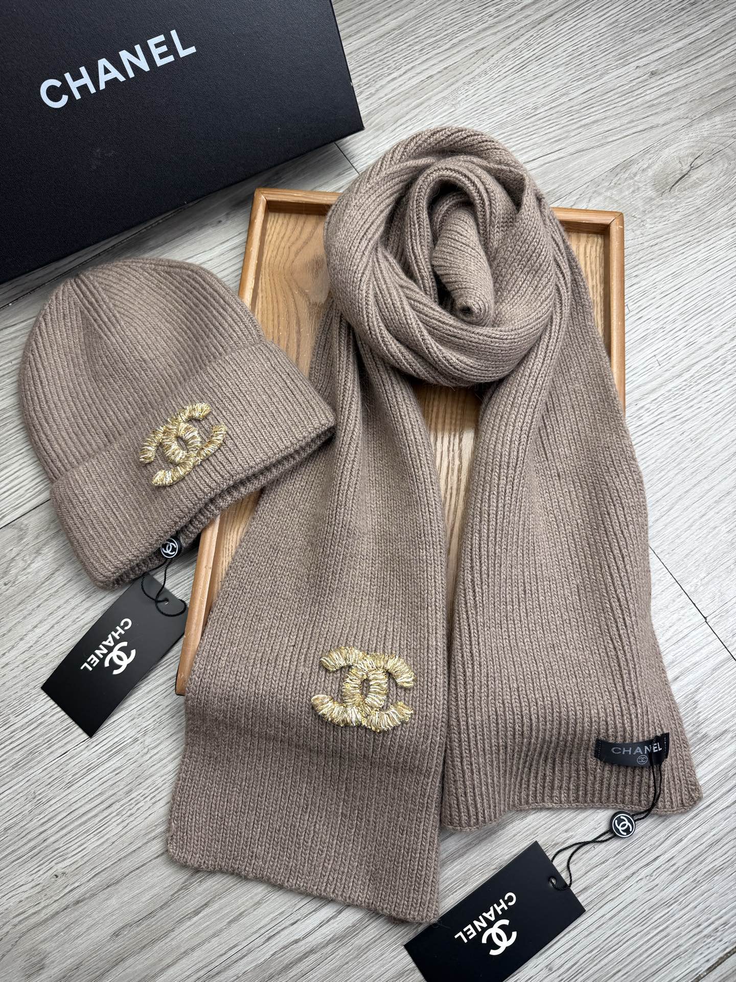 🌹。C家。【羊毛套装帽子】经典套装帽子！帽子➕围巾！材质：70%羊毛➕30%兔毛。暖暖哒超级舒服～冬日小
