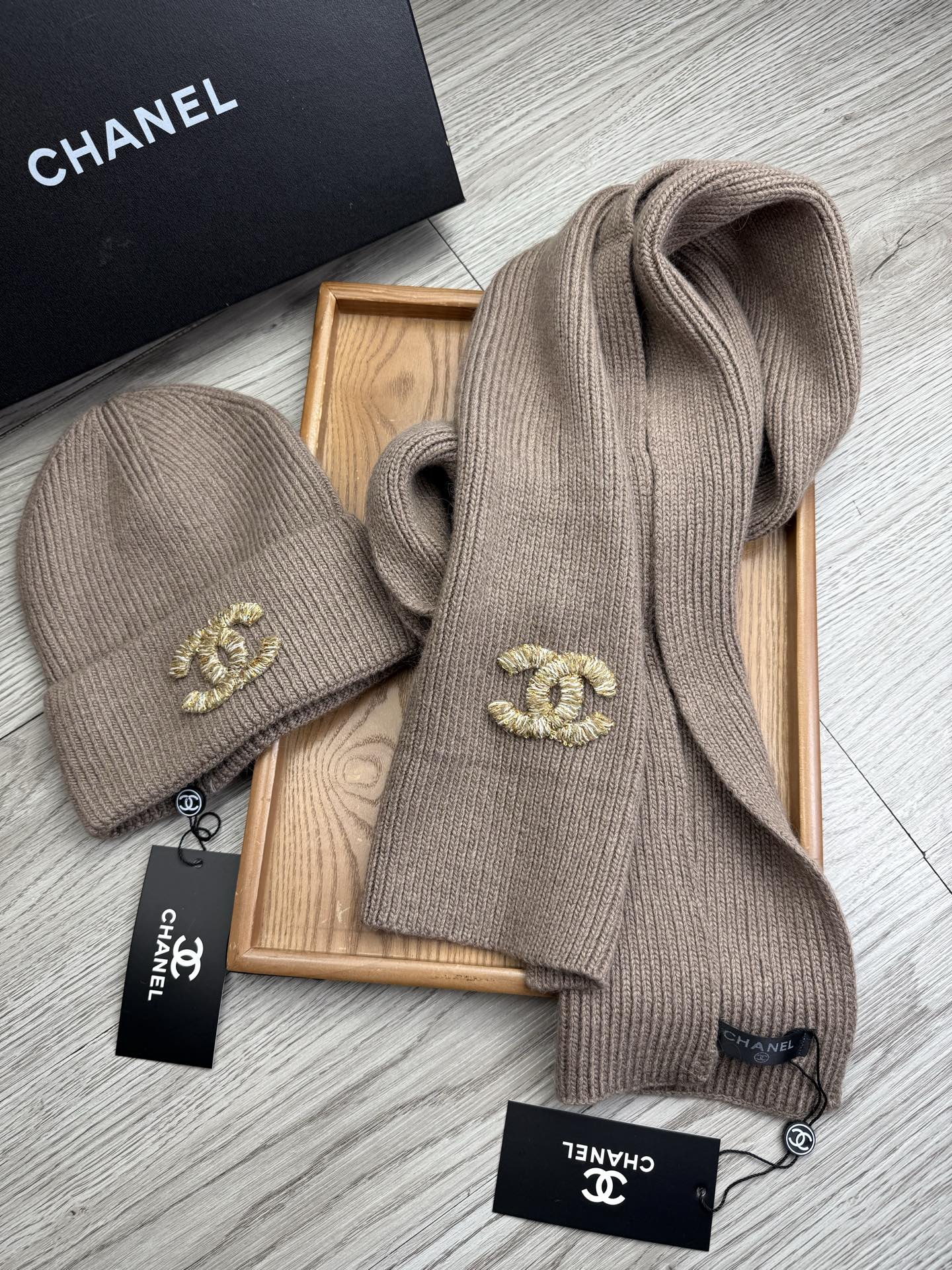 🌹。C家。【羊毛套装帽子】经典套装帽子！帽子➕围巾！材质：70%羊毛➕30%兔毛。暖暖哒超级舒服～冬日小