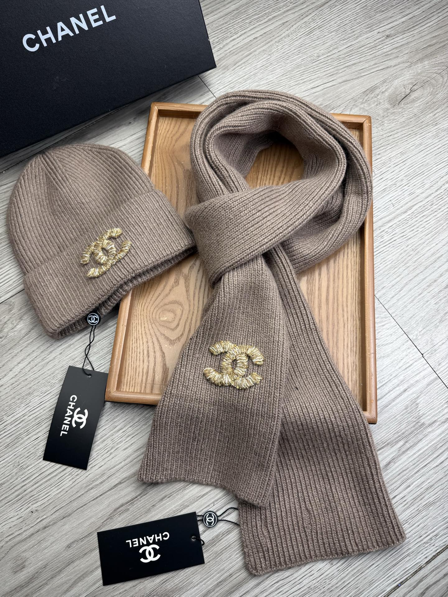 🌹。C家。【羊毛套装帽子】经典套装帽子！帽子➕围巾！材质：70%羊毛➕30%兔毛。暖暖哒超级舒服～冬日小