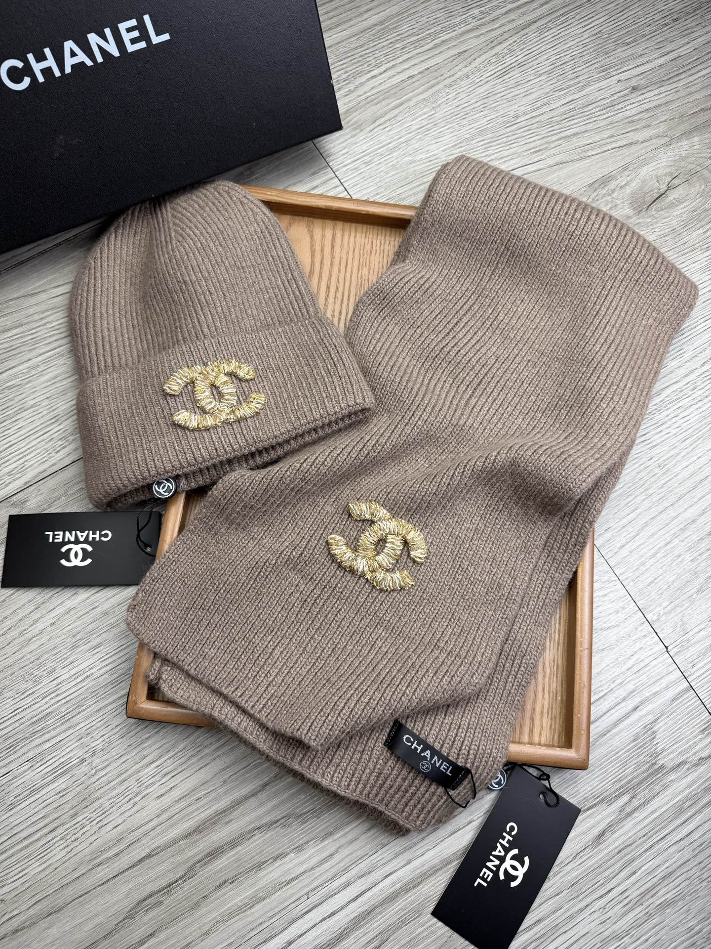 🌹。C家。【羊毛套装帽子】经典套装帽子！帽子➕围巾！材质：70%羊毛➕30%兔毛。暖暖哒超级舒服～冬日小