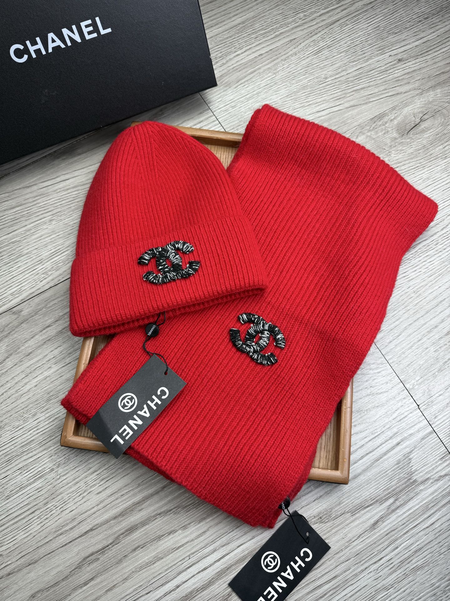 🌹。C家。【羊毛套装帽子】经典套装帽子！帽子➕围巾！材质：70%羊毛➕30%兔毛。暖暖哒超级舒服～冬日小