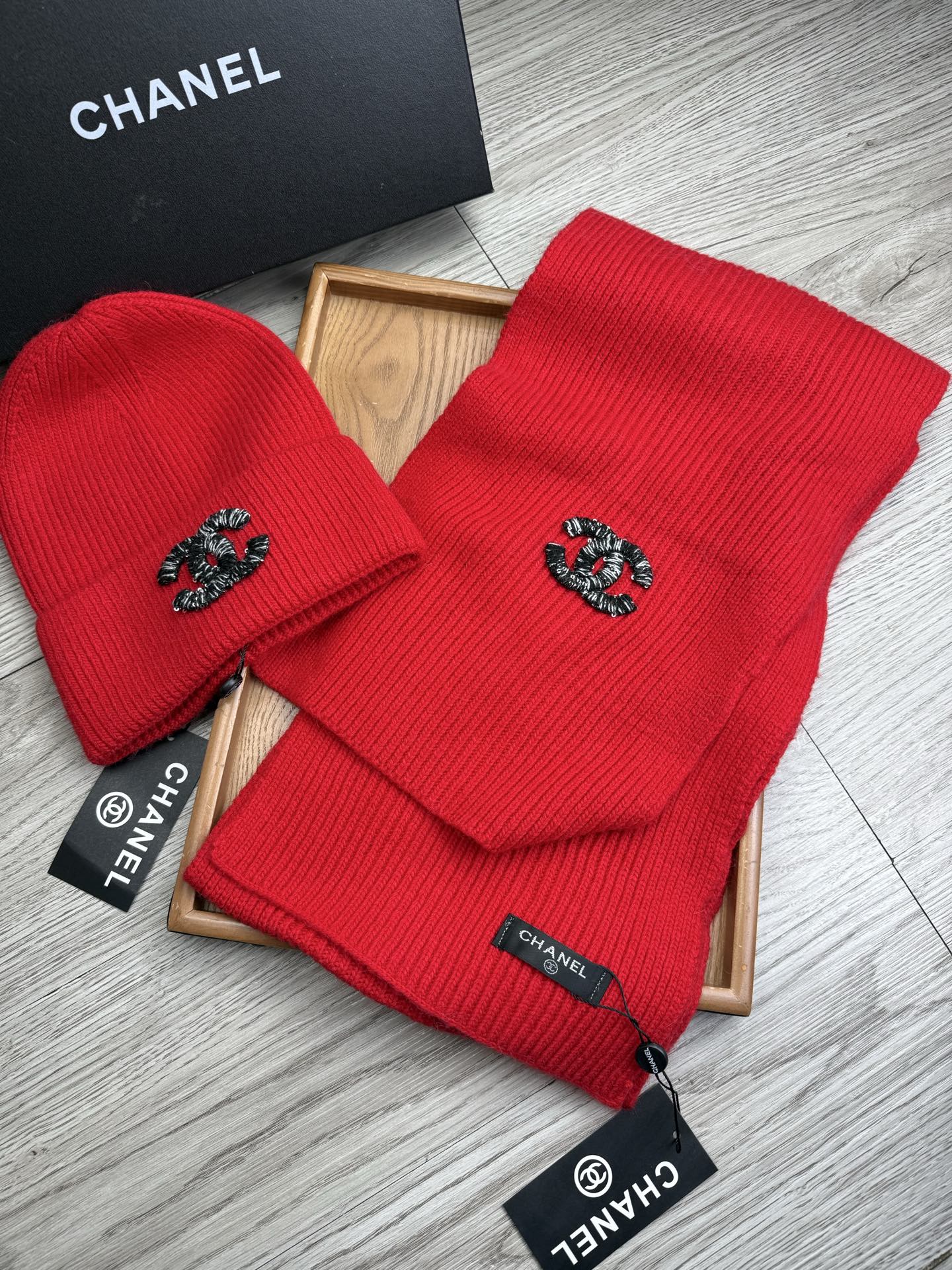 🌹。C家。【羊毛套装帽子】经典套装帽子！帽子➕围巾！材质：70%羊毛➕30%兔毛。暖暖哒超级舒服～冬日小