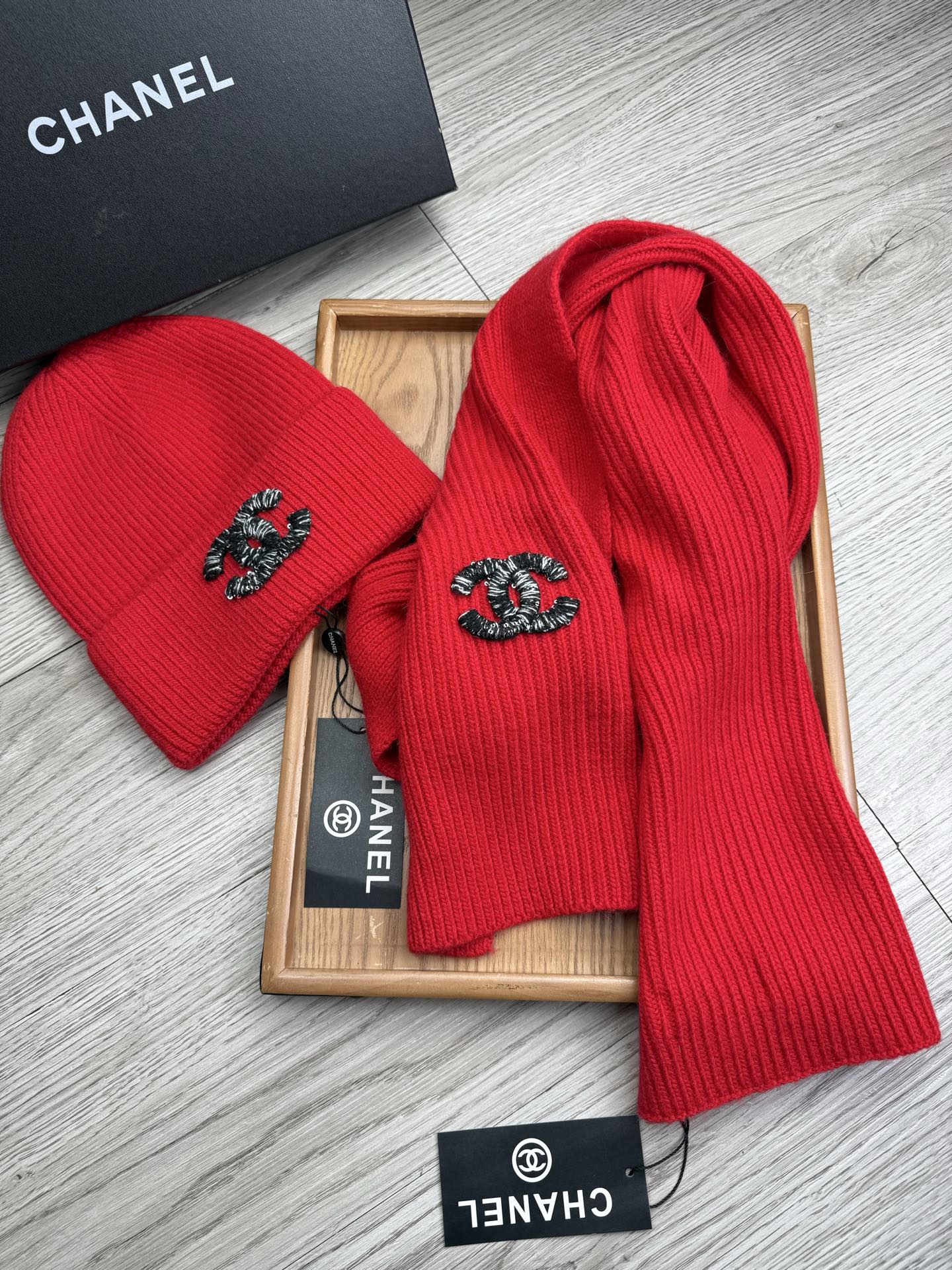 🌹。C家。【羊毛套装帽子】经典套装帽子！帽子➕围巾！材质：70%羊毛➕30%兔毛。暖暖哒超级舒服～冬日小