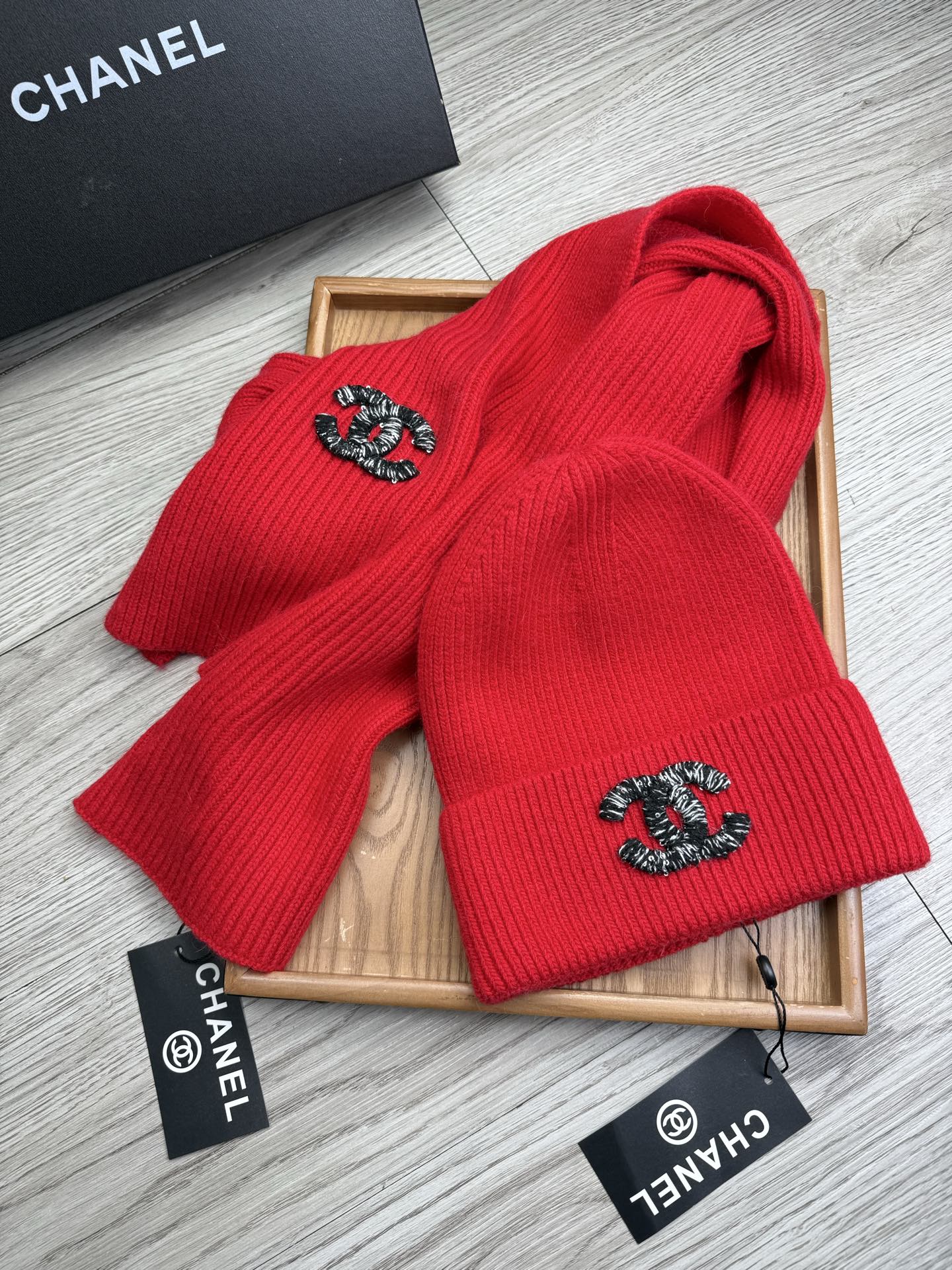 🌹。C家。【羊毛套装帽子】经典套装帽子！帽子➕围巾！材质：70%羊毛➕30%兔毛。暖暖哒超级舒服～冬日小