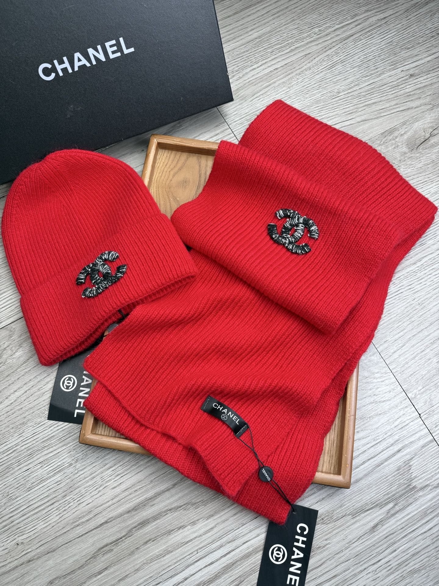 🌹。C家。【羊毛套装帽子】经典套装帽子！帽子➕围巾！材质：70%羊毛➕30%兔毛。暖暖哒超级舒服～冬日小