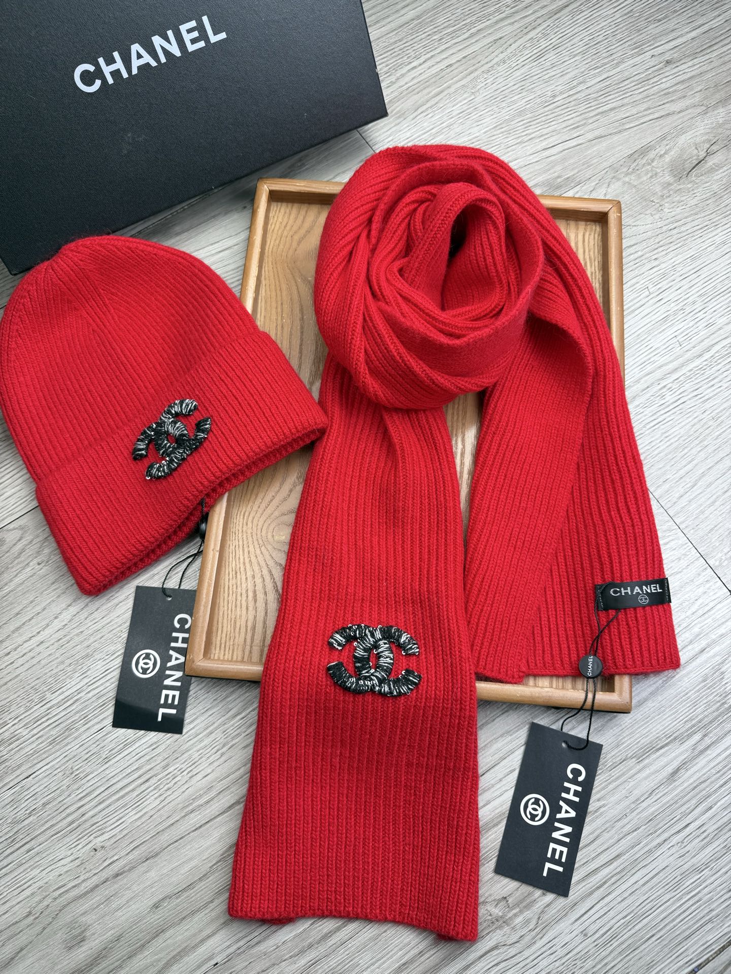 🌹。C家。【羊毛套装帽子】经典套装帽子！帽子➕围巾！材质：70%羊毛➕30%兔毛。暖暖哒超级舒服～冬日小