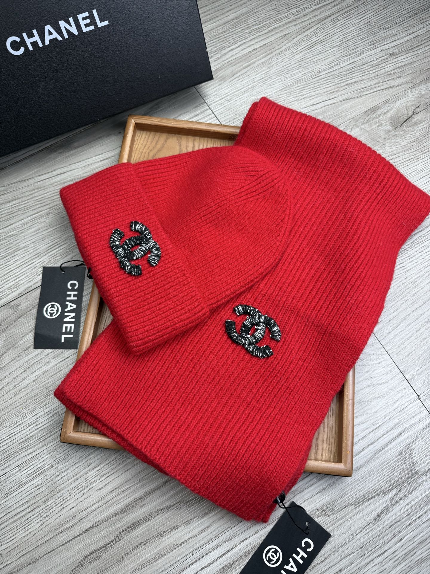 🌹。C家。【羊毛套装帽子】经典套装帽子！帽子➕围巾！材质：70%羊毛➕30%兔毛。暖暖哒超级舒服～冬日小