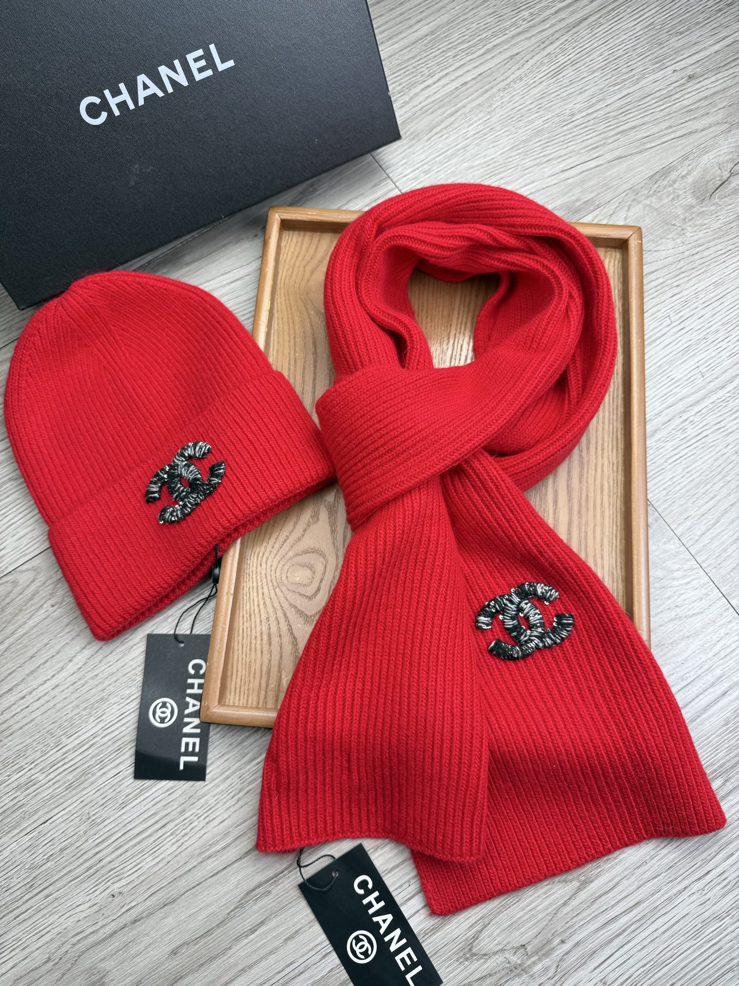 🌹。C家。【羊毛套装帽子】经典套装帽子！帽子➕围巾！材质：70%羊毛➕30%兔毛。暖暖哒超级舒服～冬日小