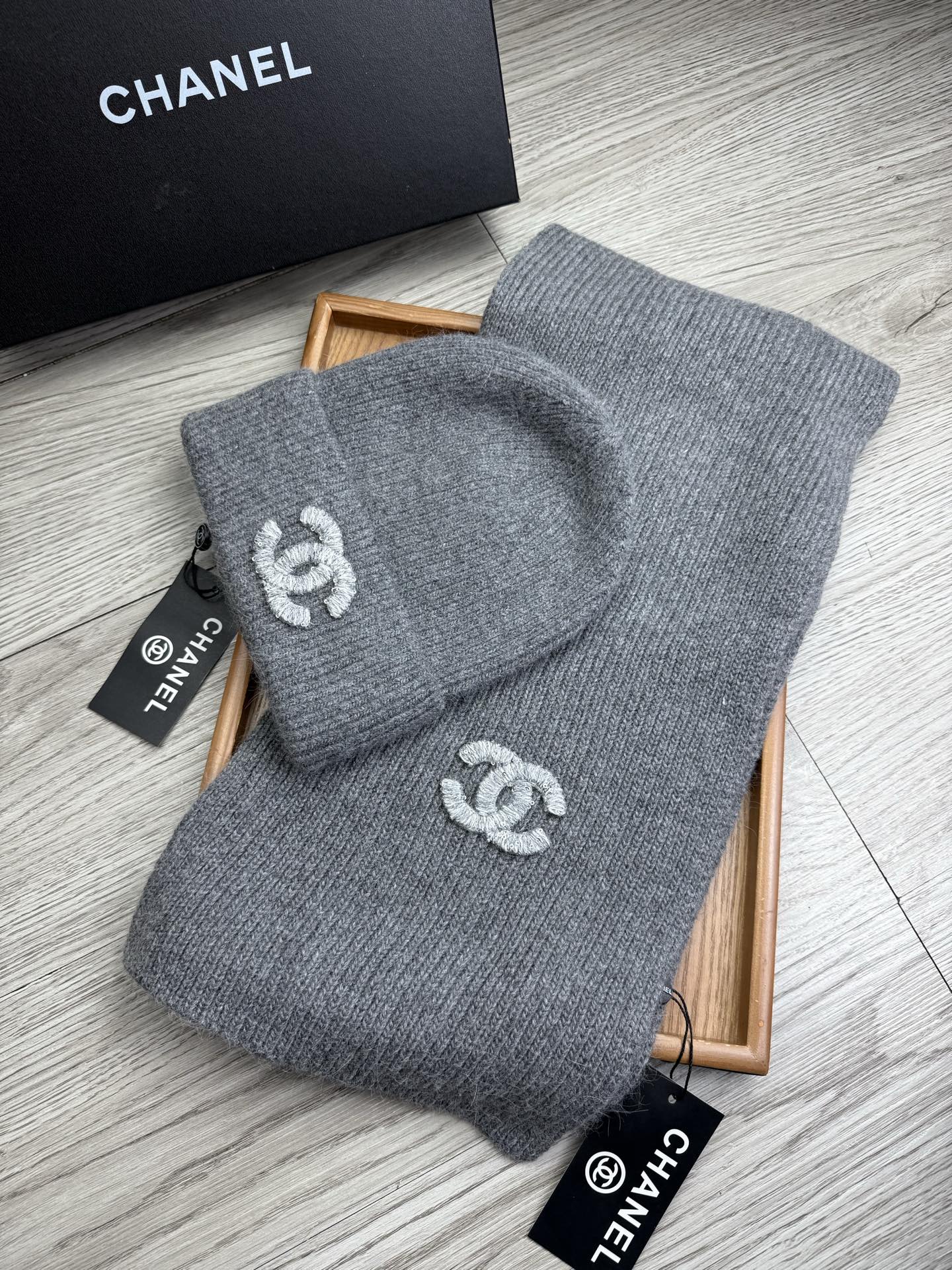 🌹。C家。【羊毛套装帽子】经典套装帽子！帽子➕围巾！材质：70%羊毛➕30%兔毛。暖暖哒超级舒服～冬日小