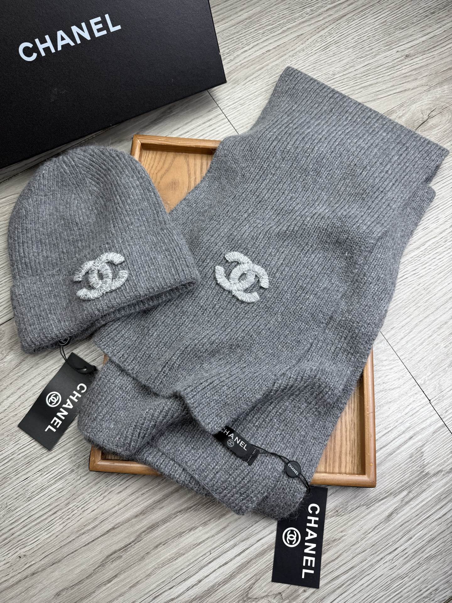 🌹。C家。【羊毛套装帽子】经典套装帽子！帽子➕围巾！材质：70%羊毛➕30%兔毛。暖暖哒超级舒服～冬日小