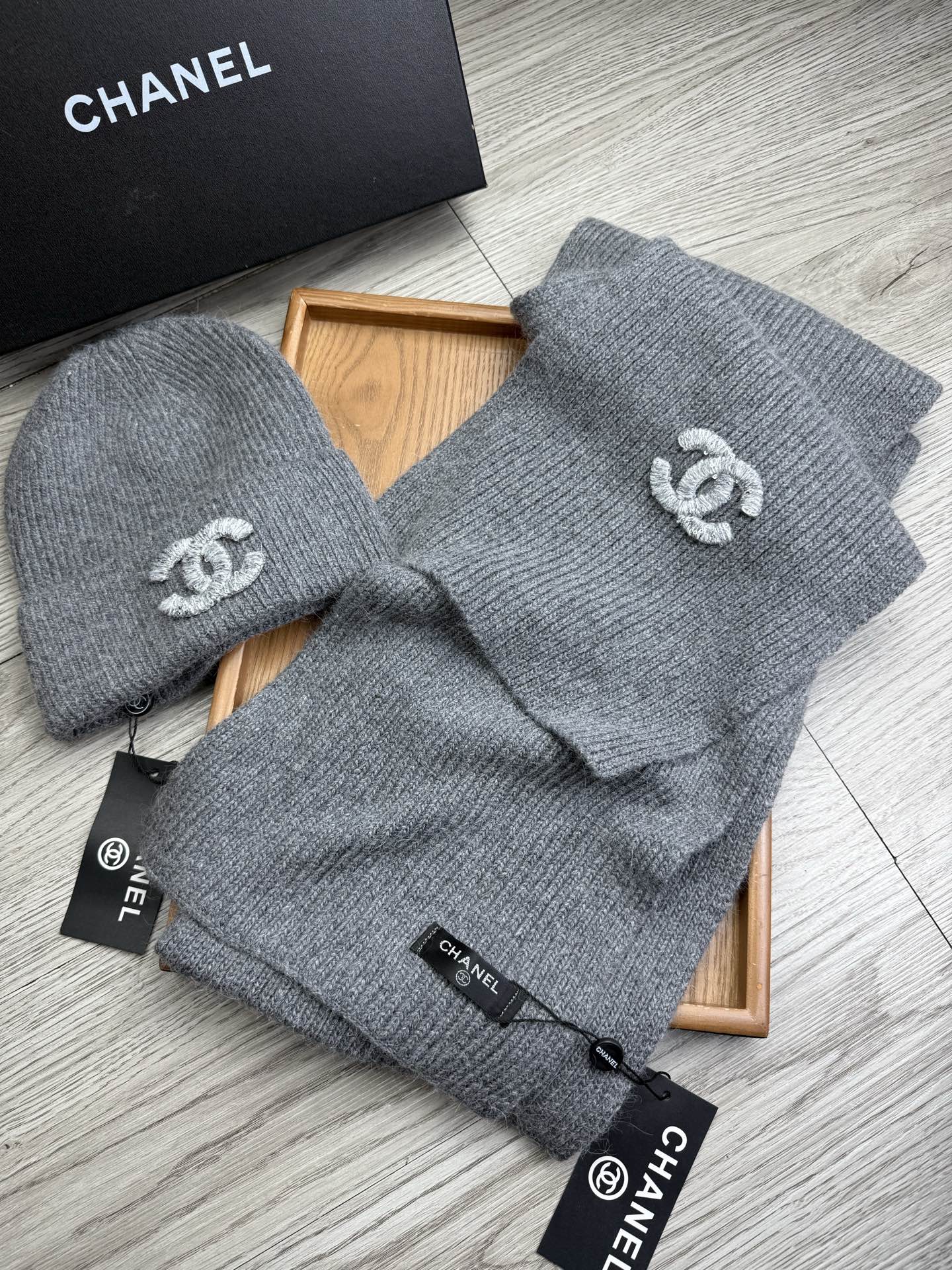 🌹。C家。【羊毛套装帽子】经典套装帽子！帽子➕围巾！材质：70%羊毛➕30%兔毛。暖暖哒超级舒服～冬日小