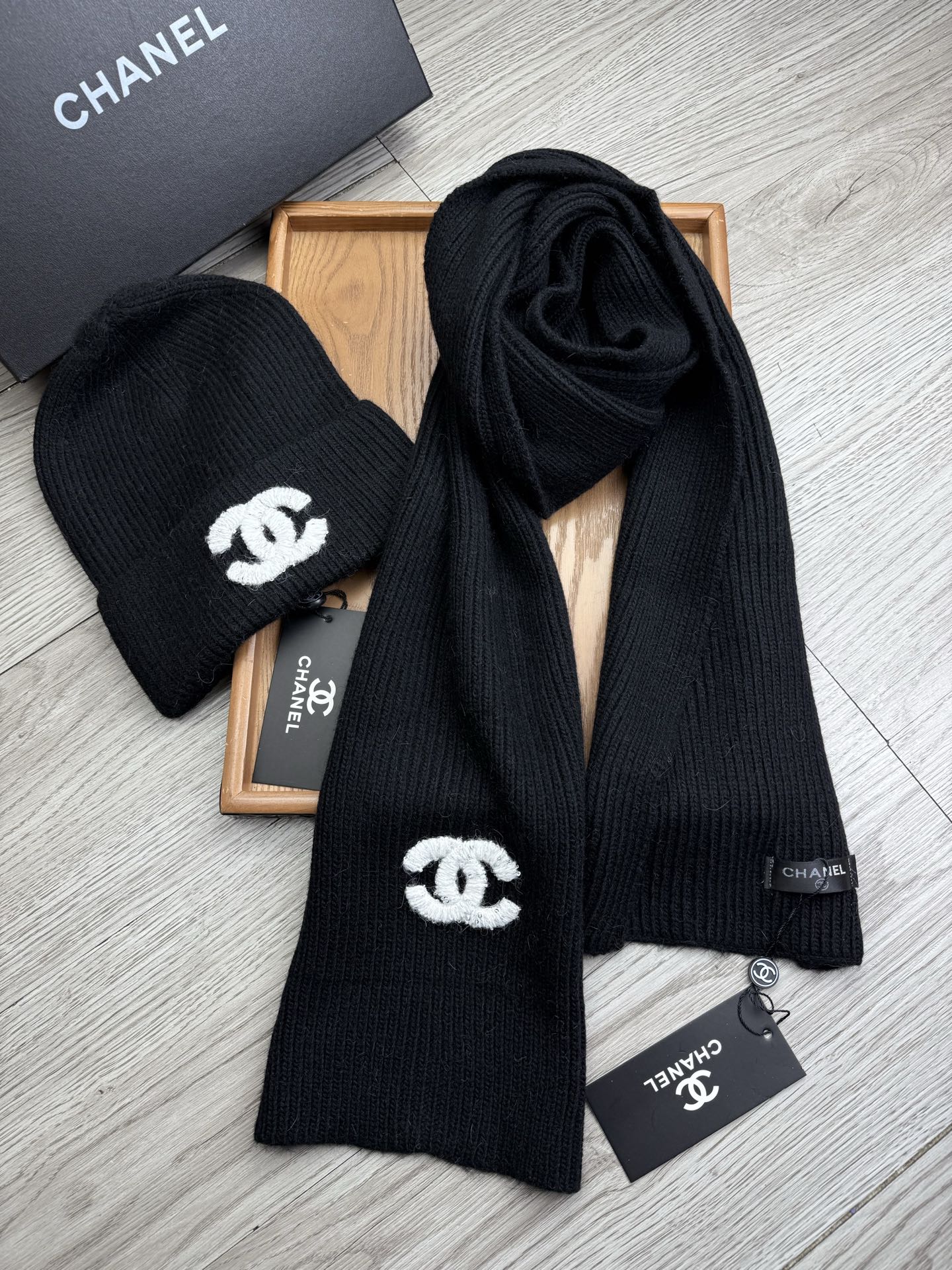 🌹。C家。【羊毛套装帽子】经典套装帽子！帽子➕围巾！材质：70%羊毛➕30%兔毛。暖暖哒超级舒服～冬日小