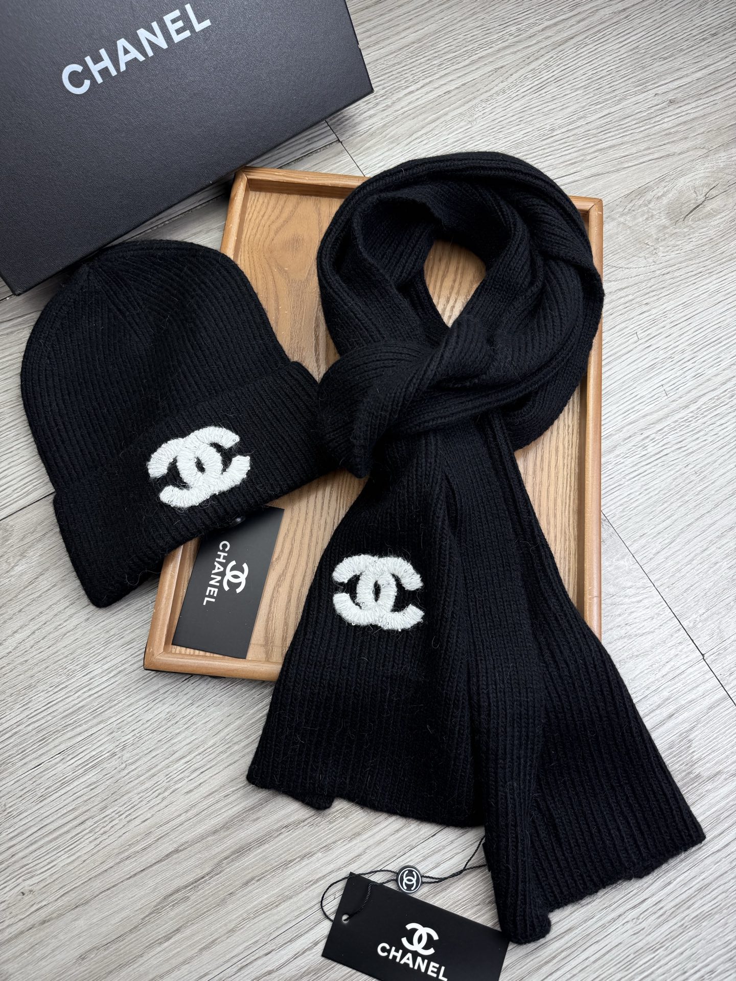 🌹。C家。【羊毛套装帽子】经典套装帽子！帽子➕围巾！材质：70%羊毛➕30%兔毛。暖暖哒超级舒服～冬日小