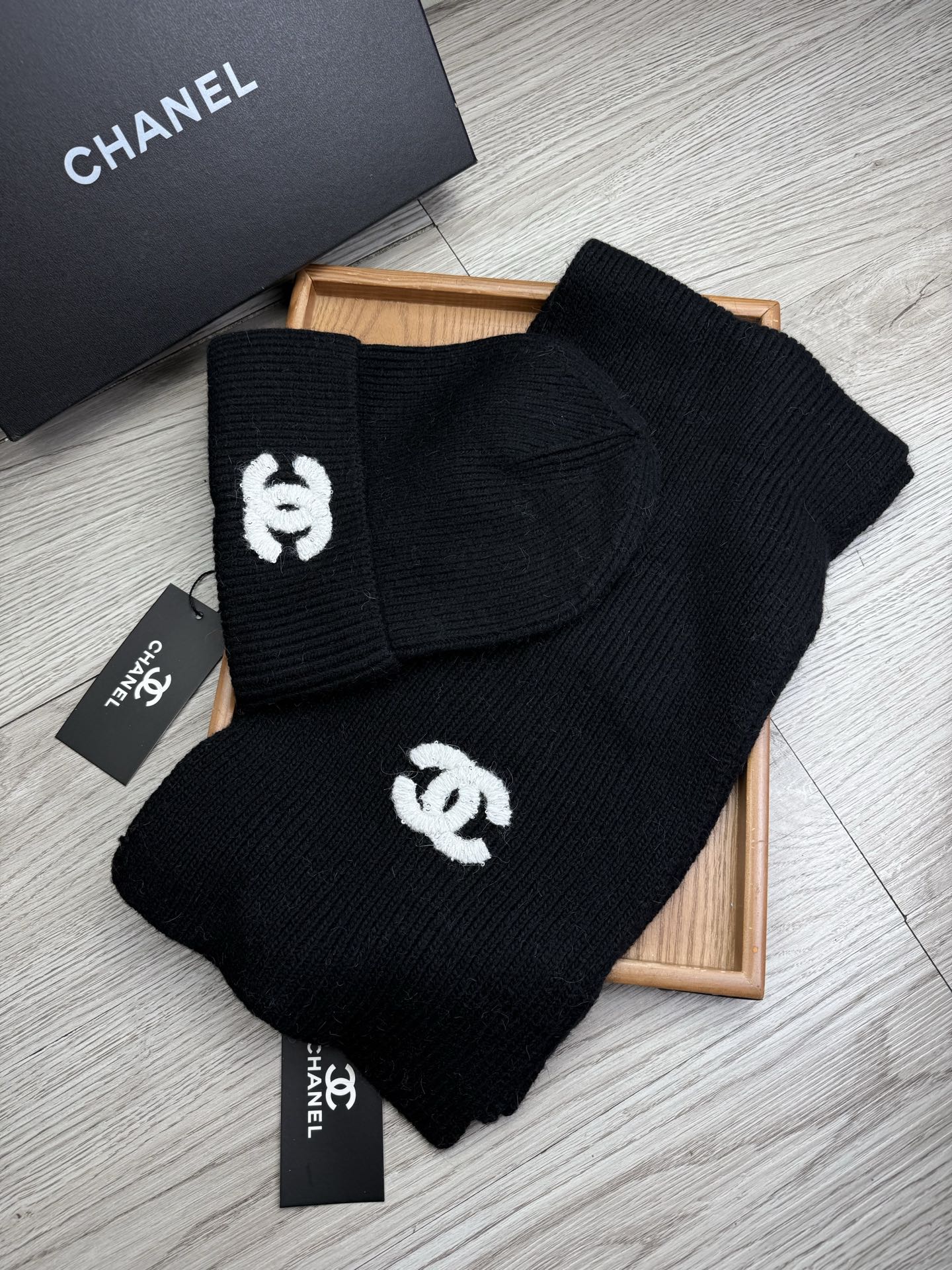🌹。C家。【羊毛套装帽子】经典套装帽子！帽子➕围巾！材质：70%羊毛➕30%兔毛。暖暖哒超级舒服～冬日小