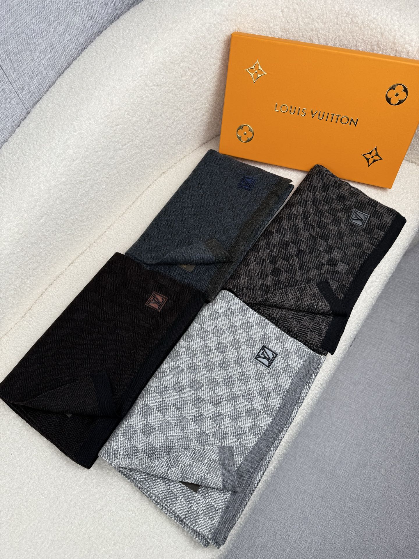 NO:341934,Special price 95. Men's knitted wool scarf!  The counter price is praised for your own, a rare high-end men's model!  Family welfare!  LV very formal men's scarf~The fabric is very soft and comfortable, atmospheric and simple, super beautiful male god color scheme, any boy will like, the small logo is very exquisitely decorated, with a texture but not ostentatious~The large goods were loaded on the ship a few months ago~The last one is a little bit more benefit everyone~The classic men's 30cm wide wool scarf!  Universal styles for men and women, wool, specifications of 30*180cm, they are very suitable for formal wear or casual wear. They are completely fine with folding or circles. They are gentlemanly and stylish and have a warm demeanor!  High-version scarf, high-version scarf, louis vuitton19860909特价95.男士针织羊毛围巾！专柜售价怒赞自留,难得的高端男款！家属福利！LV非常正的男士围巾~面料大爱,非常柔软舒服,大气简约,超级好看的男神配色,任何男生都会喜欢的款吧,小小Logo非常精致的点缀,有质感不张扬~大货几个月前已装船发走~尾单余一丢丢福利大家~经典男士的30cm宽羊毛围巾！男女通用款式,羊毛,规格30*180cm,搭配正装或者搭配休闲装都很合适~对折挂围或者绕圈围都完全可以,绅士有型~有温度的风度！高版本围巾,高版本围巾,louis vuitton,scarf