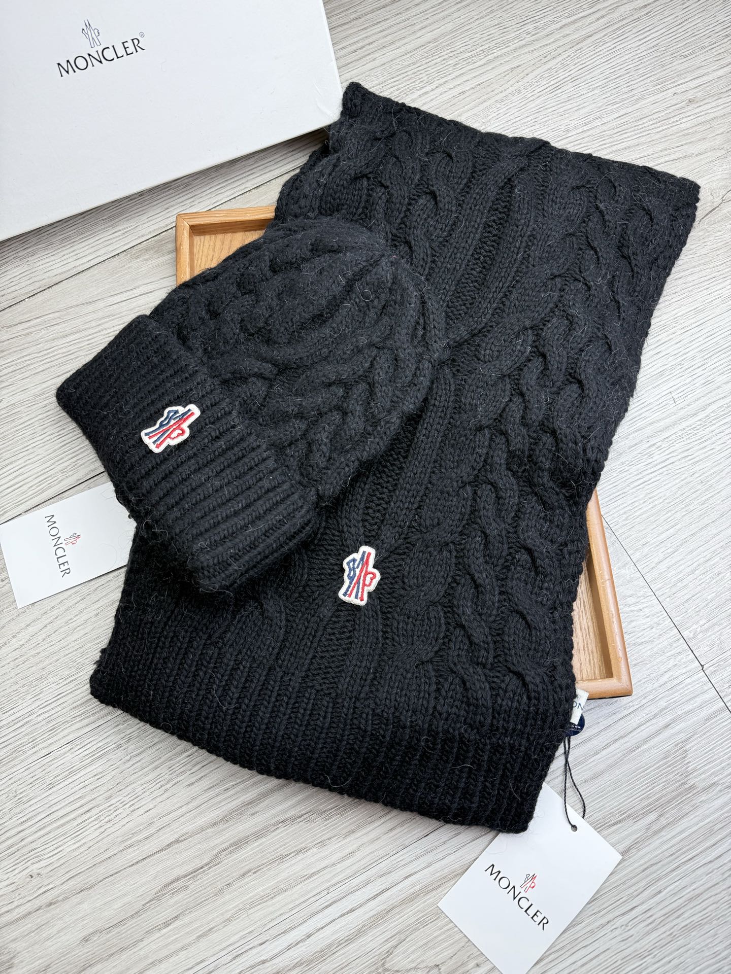 🌹。蒙口。【羊毛套装帽子】经典套装帽子！帽子➕围巾！材质：70%羊毛➕30%兔毛。暖暖哒超级舒服～冬日小