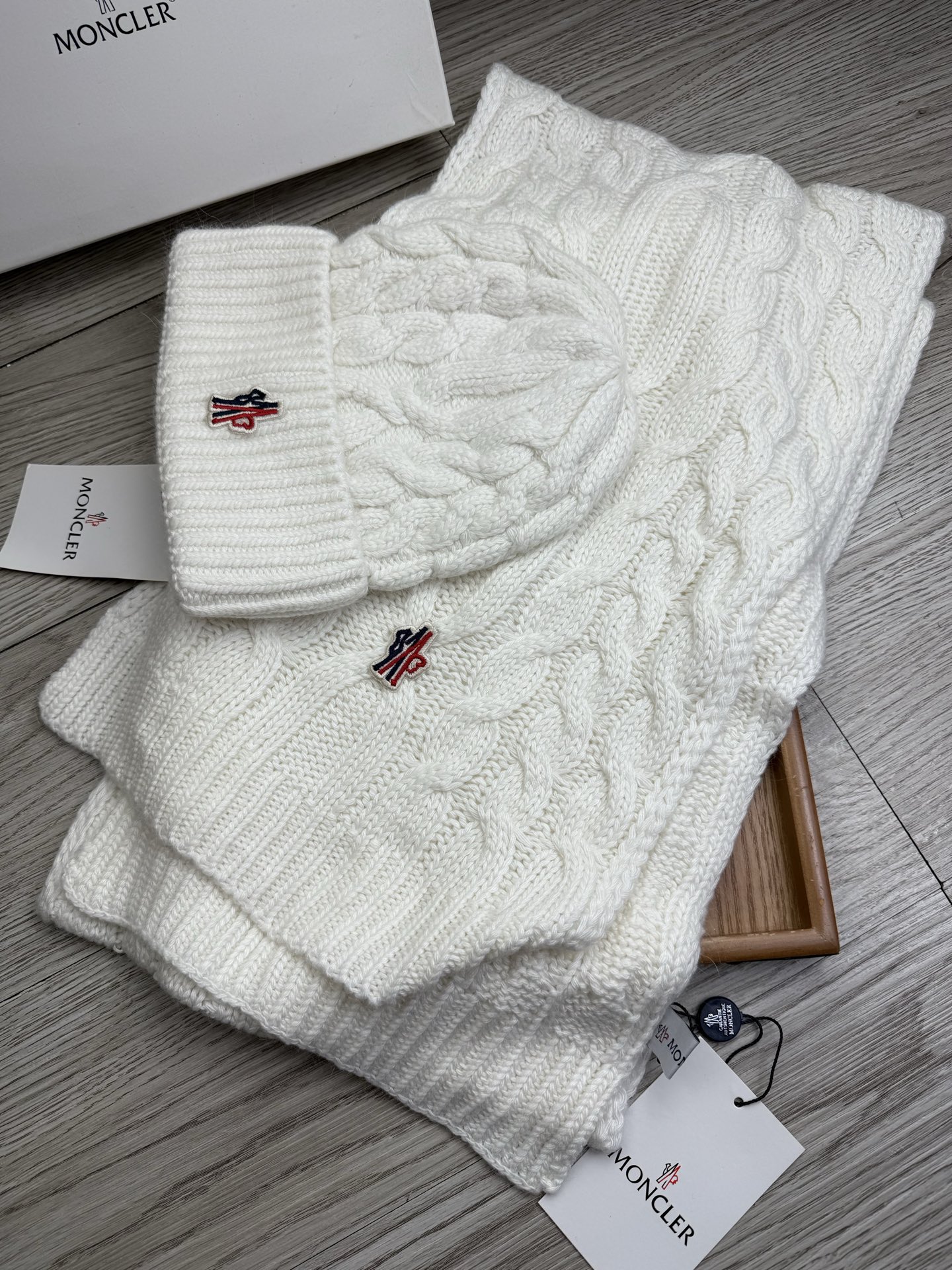 🌹。蒙口。【羊毛套装帽子】经典套装帽子！帽子➕围巾！材质：70%羊毛➕30%兔毛。暖暖哒超级舒服～冬日小