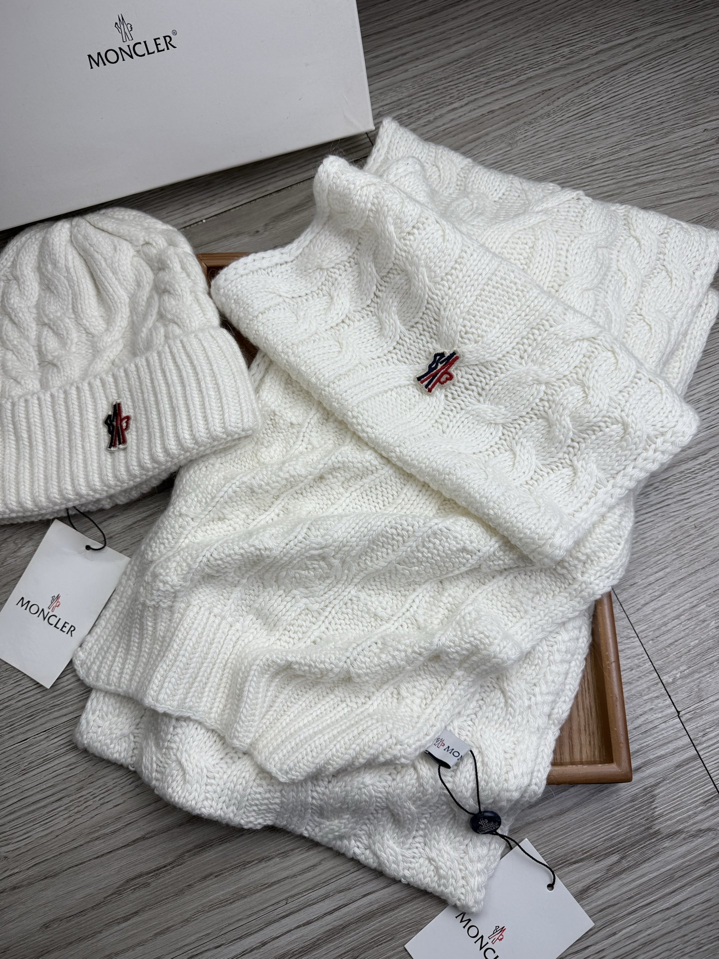 🌹。蒙口。【羊毛套装帽子】经典套装帽子！帽子➕围巾！材质：70%羊毛➕30%兔毛。暖暖哒超级舒服～冬日小