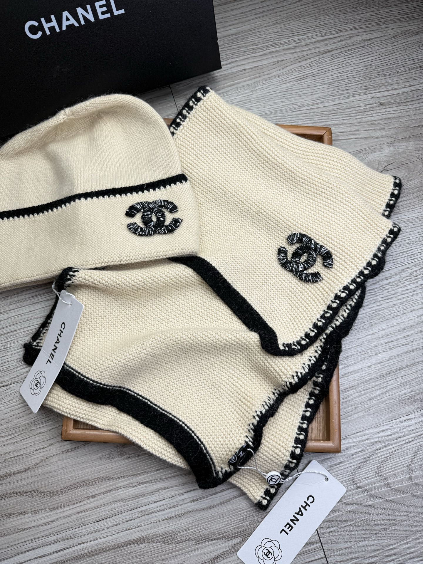 🌹。C家。【羊毛套装帽子】经典套装帽子！帽子➕围巾！材质：70%羊毛➕30%兔毛。暖暖哒超级舒服～冬日小