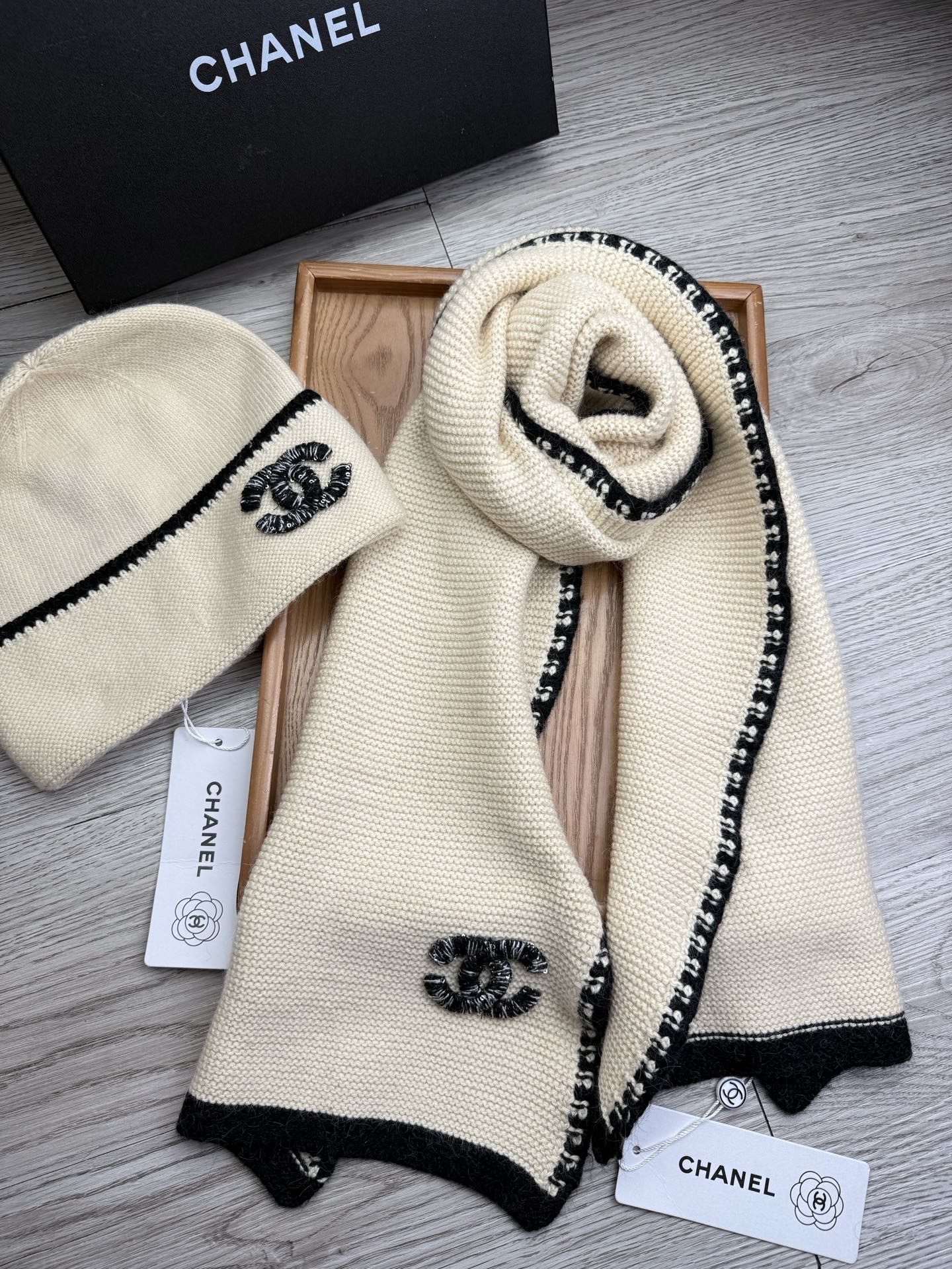 🌹。C家。【羊毛套装帽子】经典套装帽子！帽子➕围巾！材质：70%羊毛➕30%兔毛。暖暖哒超级舒服～冬日小