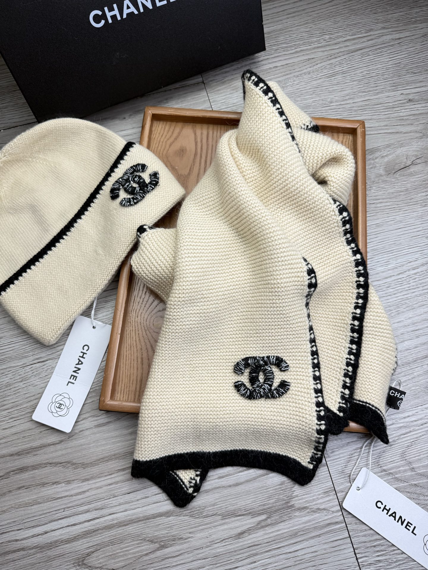 🌹。C家。【羊毛套装帽子】经典套装帽子！帽子➕围巾！材质：70%羊毛➕30%兔毛。暖暖哒超级舒服～冬日小