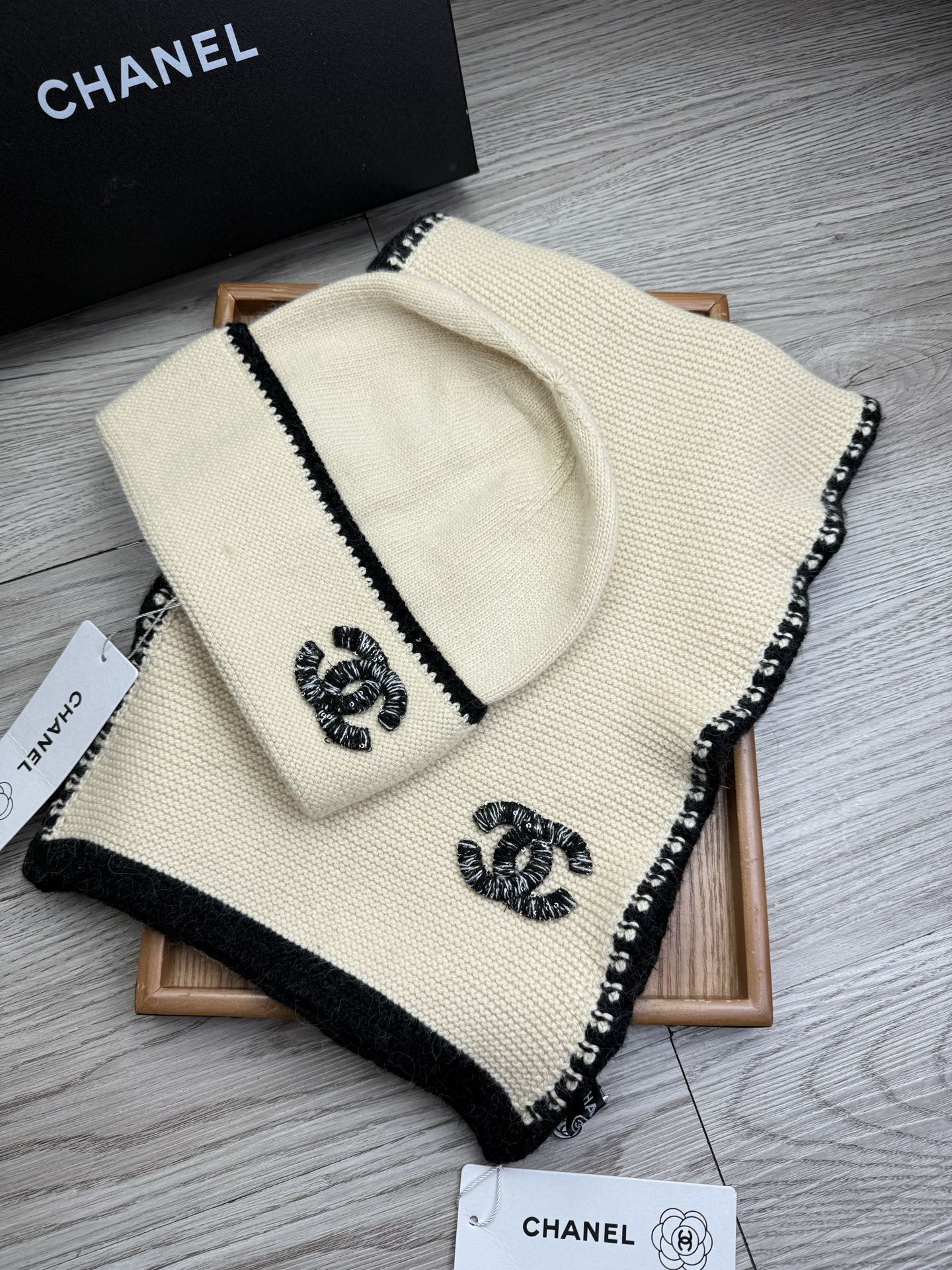 🌹。C家。【羊毛套装帽子】经典套装帽子！帽子➕围巾！材质：70%羊毛➕30%兔毛。暖暖哒超级舒服～冬日小