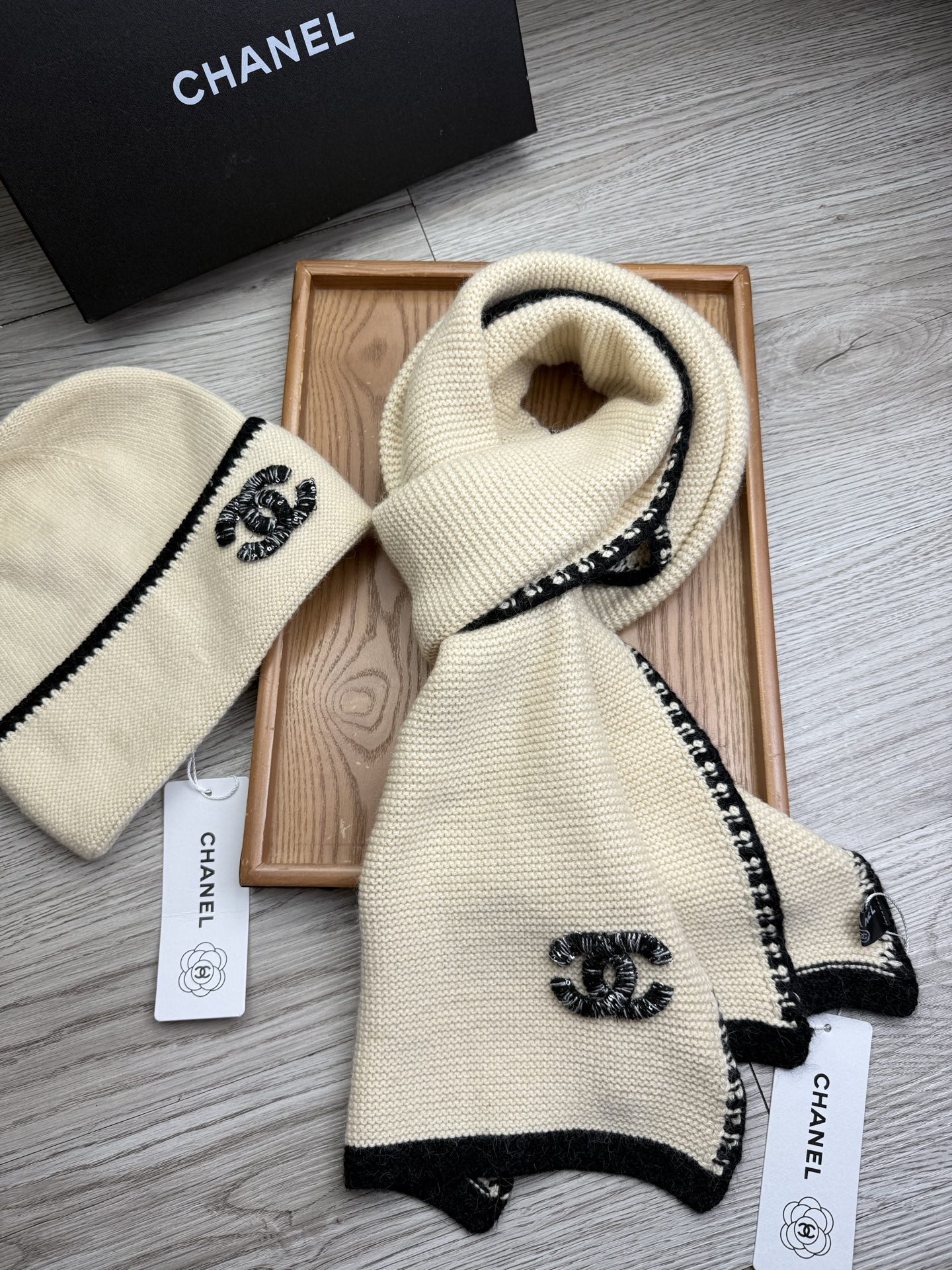 🌹。C家。【羊毛套装帽子】经典套装帽子！帽子➕围巾！材质：70%羊毛➕30%兔毛。暖暖哒超级舒服～冬日小