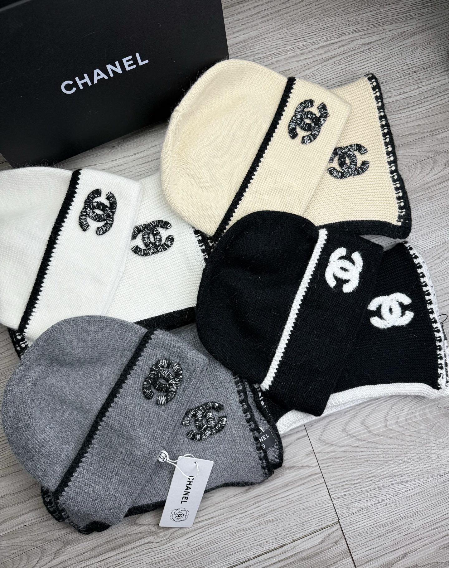 🌹。C家。【羊毛套装帽子】经典套装帽子！帽子➕围巾！材质：70%羊毛➕30%兔毛。暖暖哒超级舒服～冬日小
