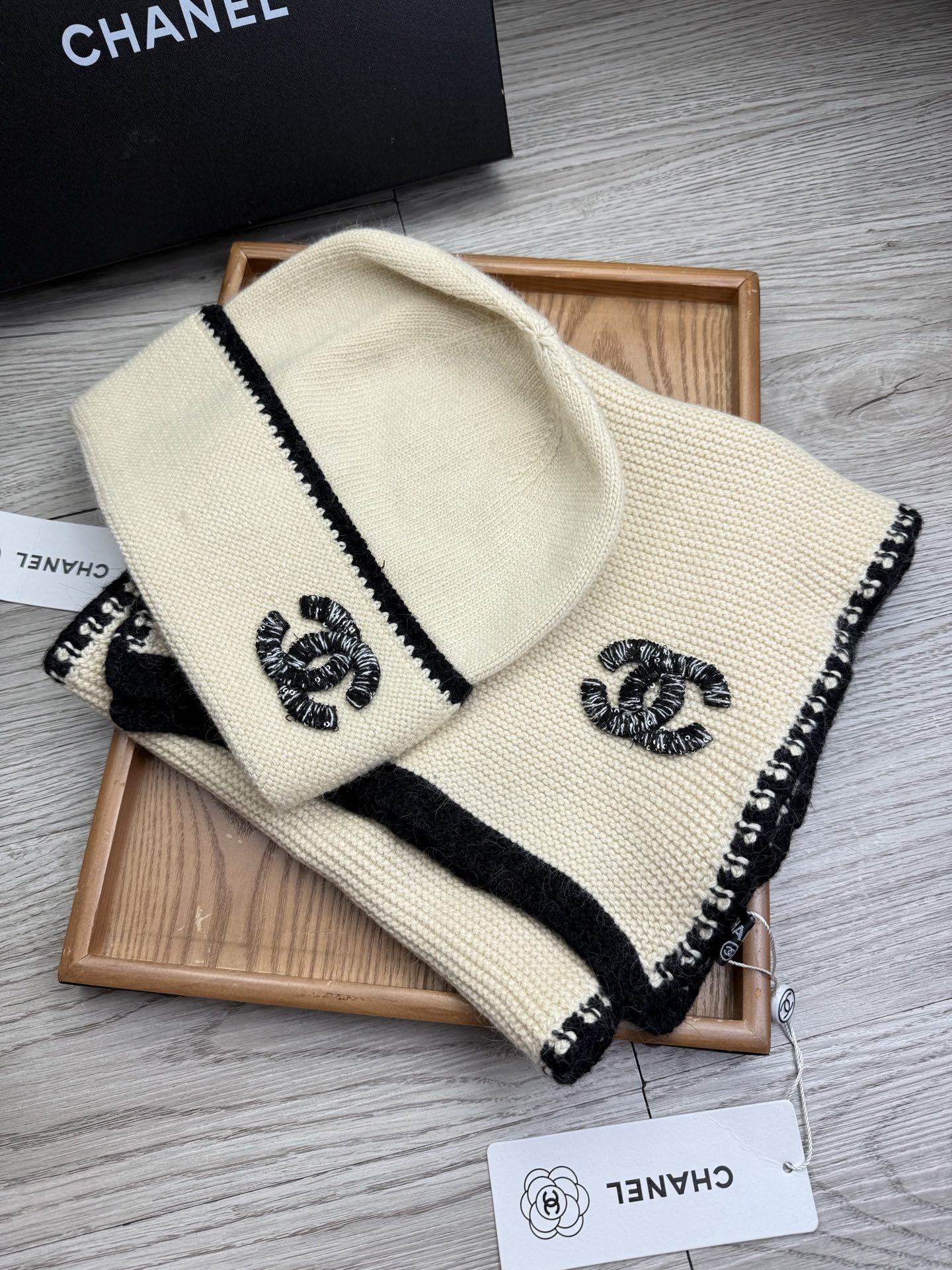 🌹。C家。【羊毛套装帽子】经典套装帽子！帽子➕围巾！材质：70%羊毛➕30%兔毛。暖暖哒超级舒服～冬日小