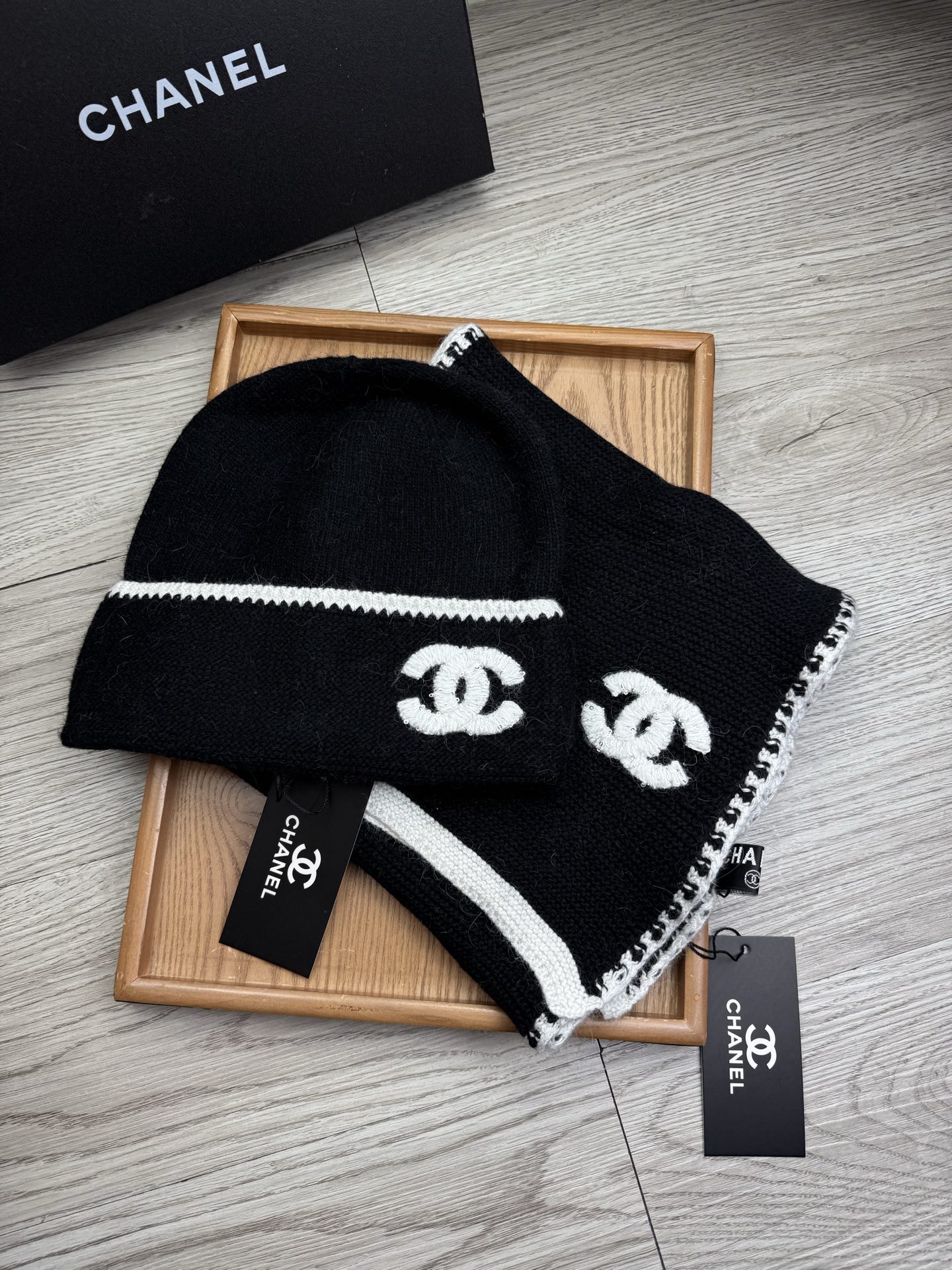 🌹。C家。【羊毛套装帽子】经典套装帽子！帽子➕围巾！材质：70%羊毛➕30%兔毛。暖暖哒超级舒服～冬日小