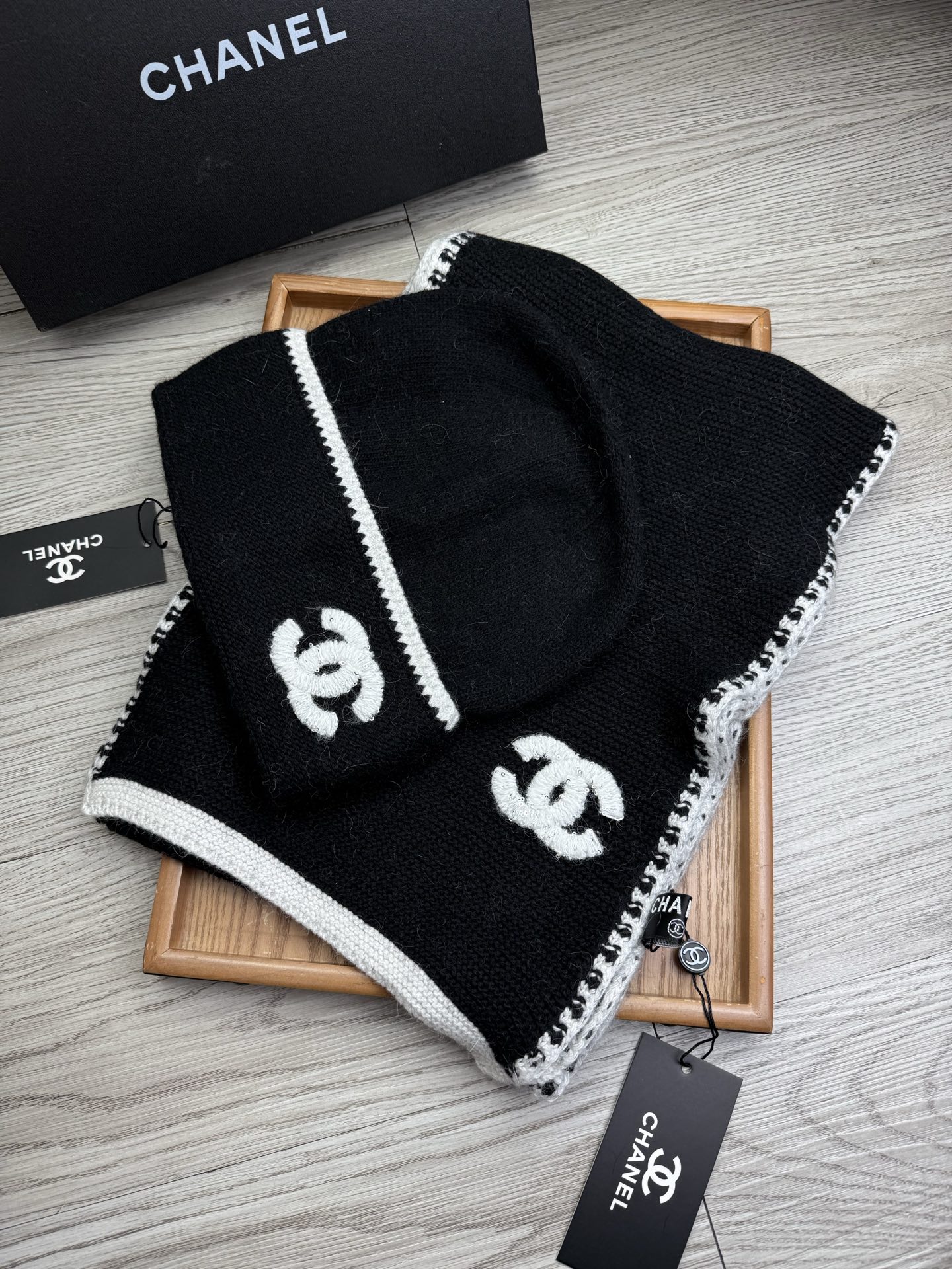🌹。C家。【羊毛套装帽子】经典套装帽子！帽子➕围巾！材质：70%羊毛➕30%兔毛。暖暖哒超级舒服～冬日小